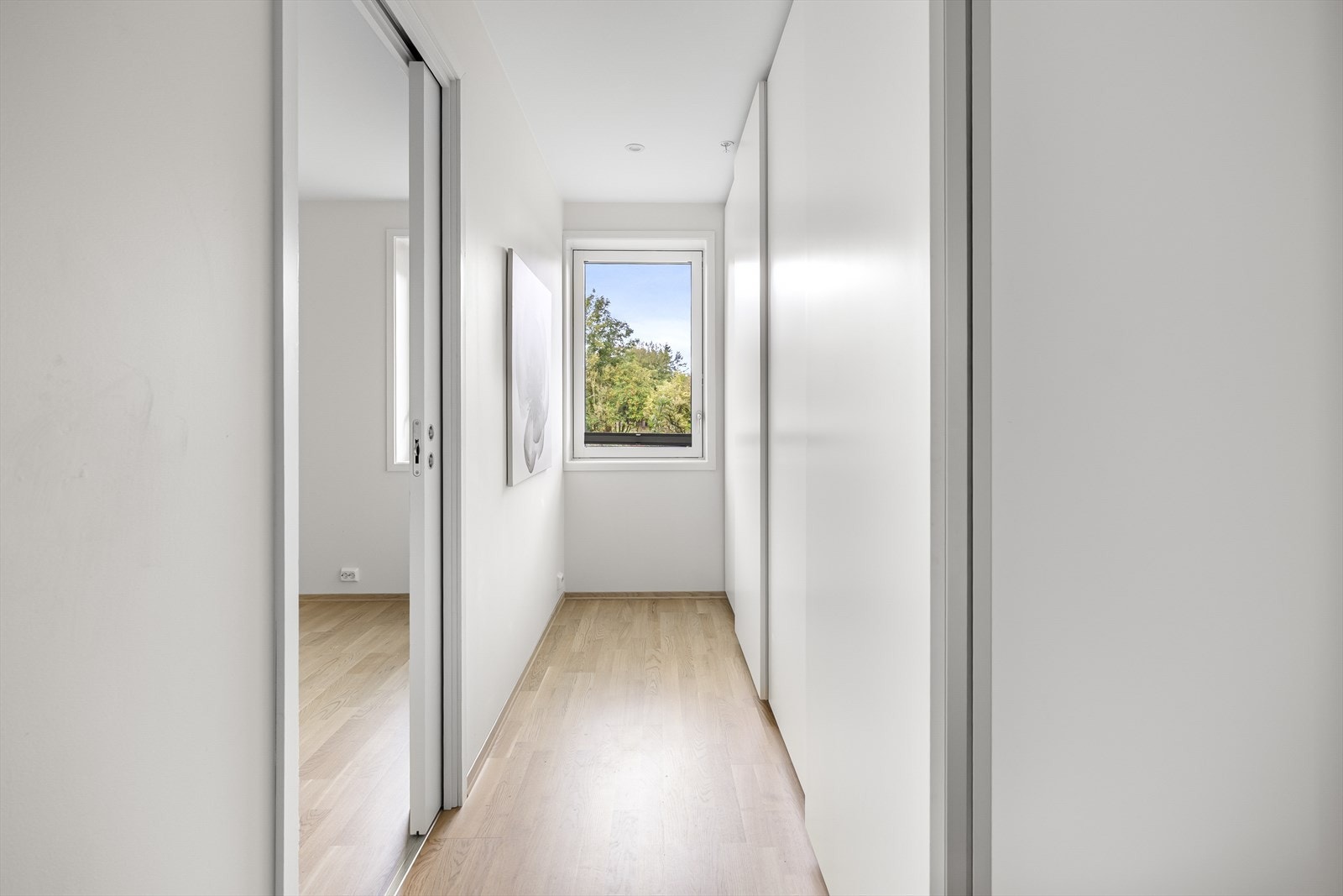 - Walk-in garderoben ligger i ensuite løsning til hovedsoverom og bad - Galleribilde