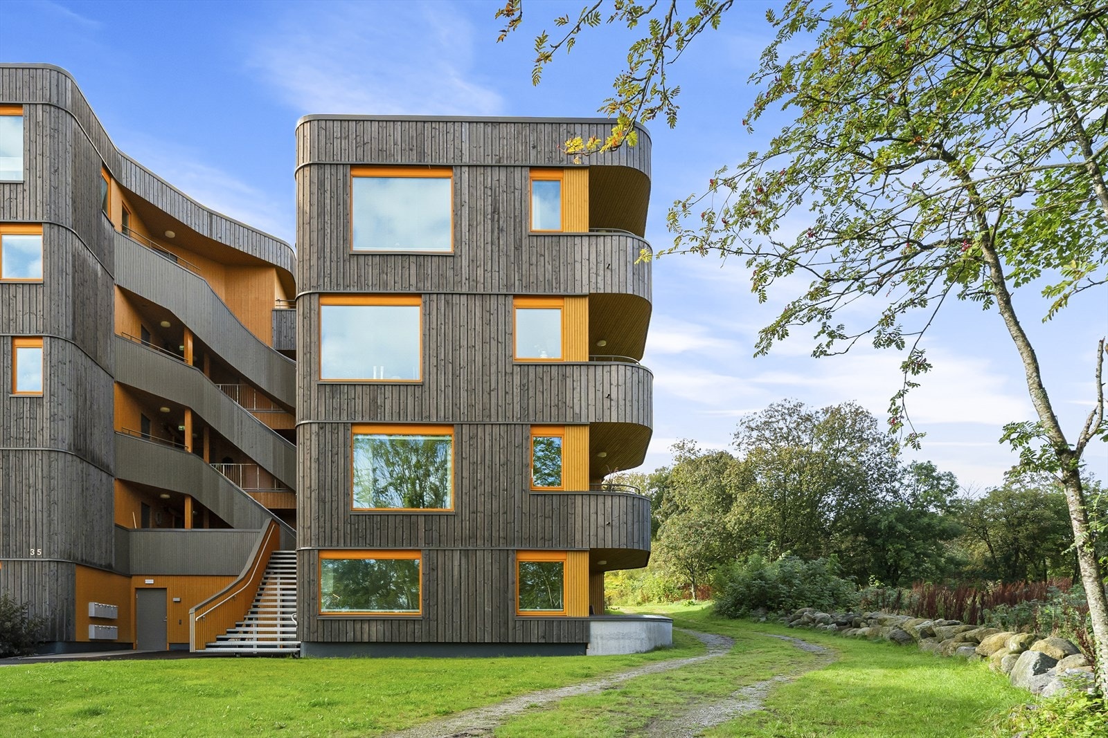 - Det er to eksterne boder, én på terrassen i 1. etasje og én i garasjeanlegget med dør til venstre på bildet - Galleribilde