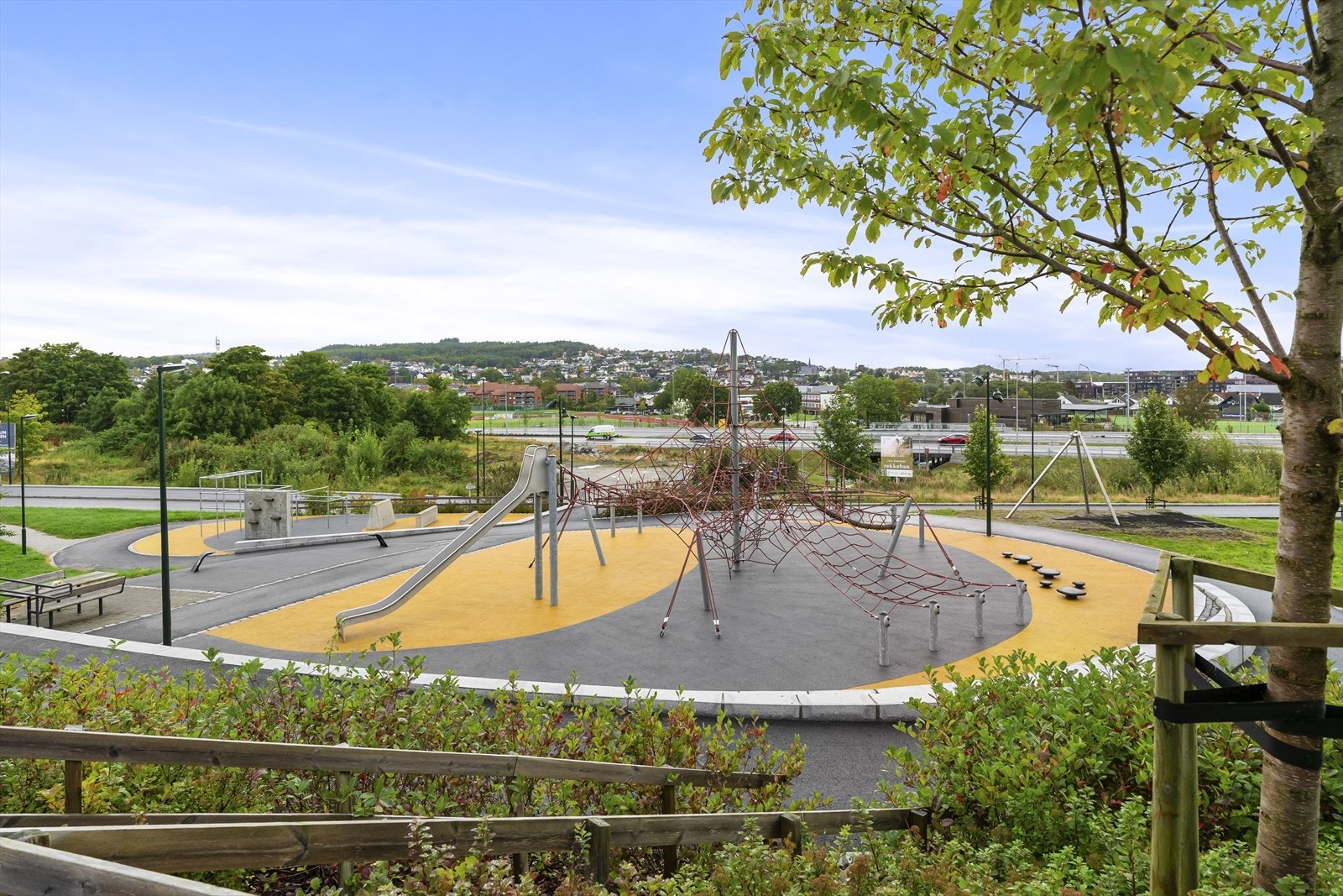 - Flotte lekeområder flere plasser på fellesarealene og like ved - Galleribilde