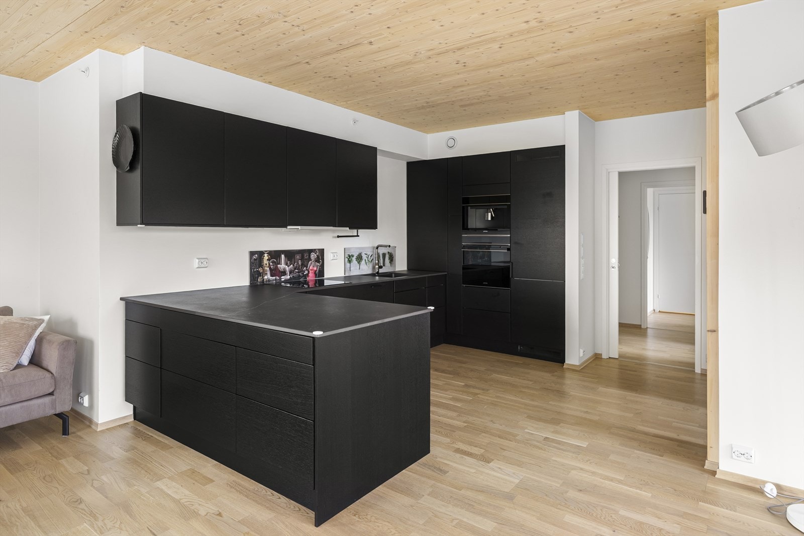 - Kjøkkenet er påkostet med benkeplate i stein, oppgraderte hvitevarer og utvidet øy med nye fronter - Galleribilde