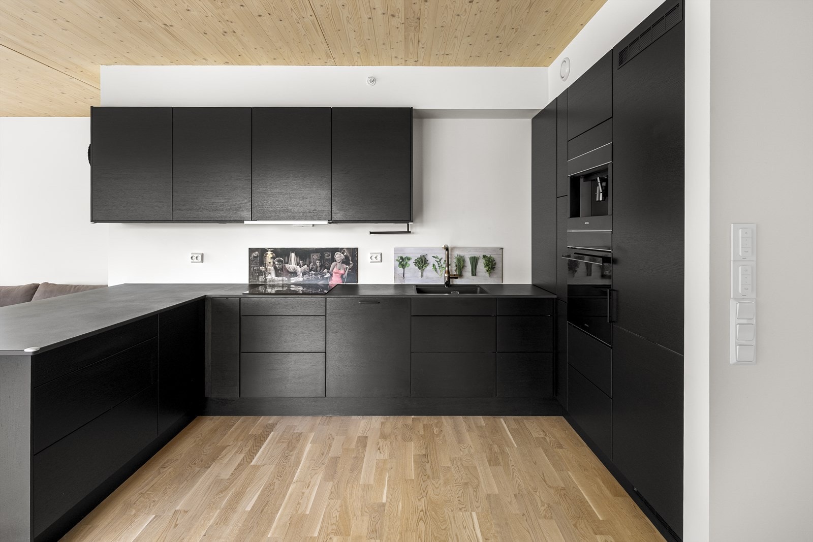 - Her er det integrert både oppvaskmaskin, steketopp, stekeovn, kaffemaskin og kjøleskap - Galleribilde