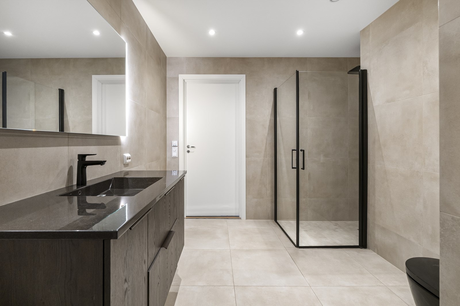 - Det er både spyledo og vaskenisje med opplegg for vaskemaskin og tørketrommel - Galleribilde