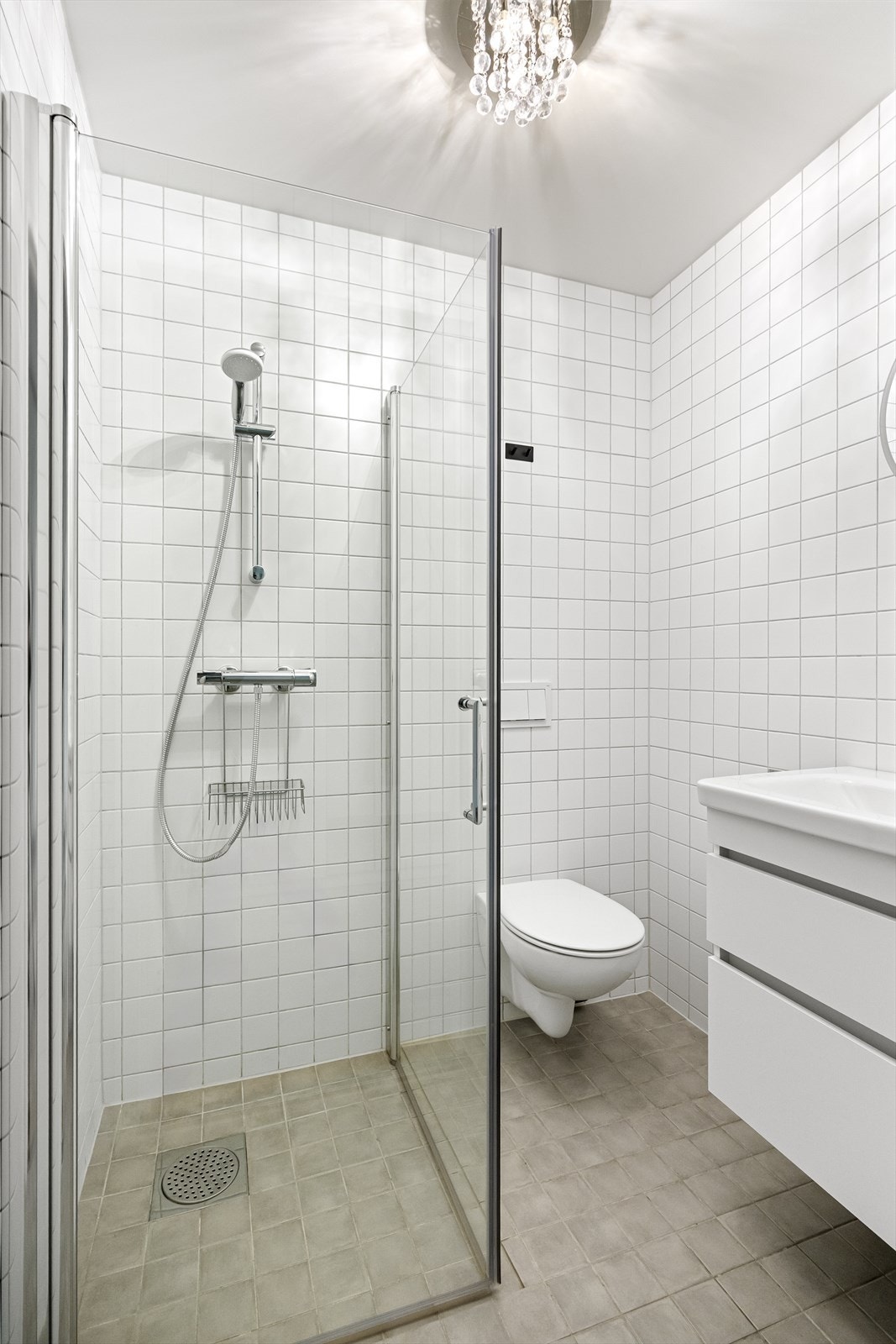 - Ett av boligens tre bad - Galleribilde