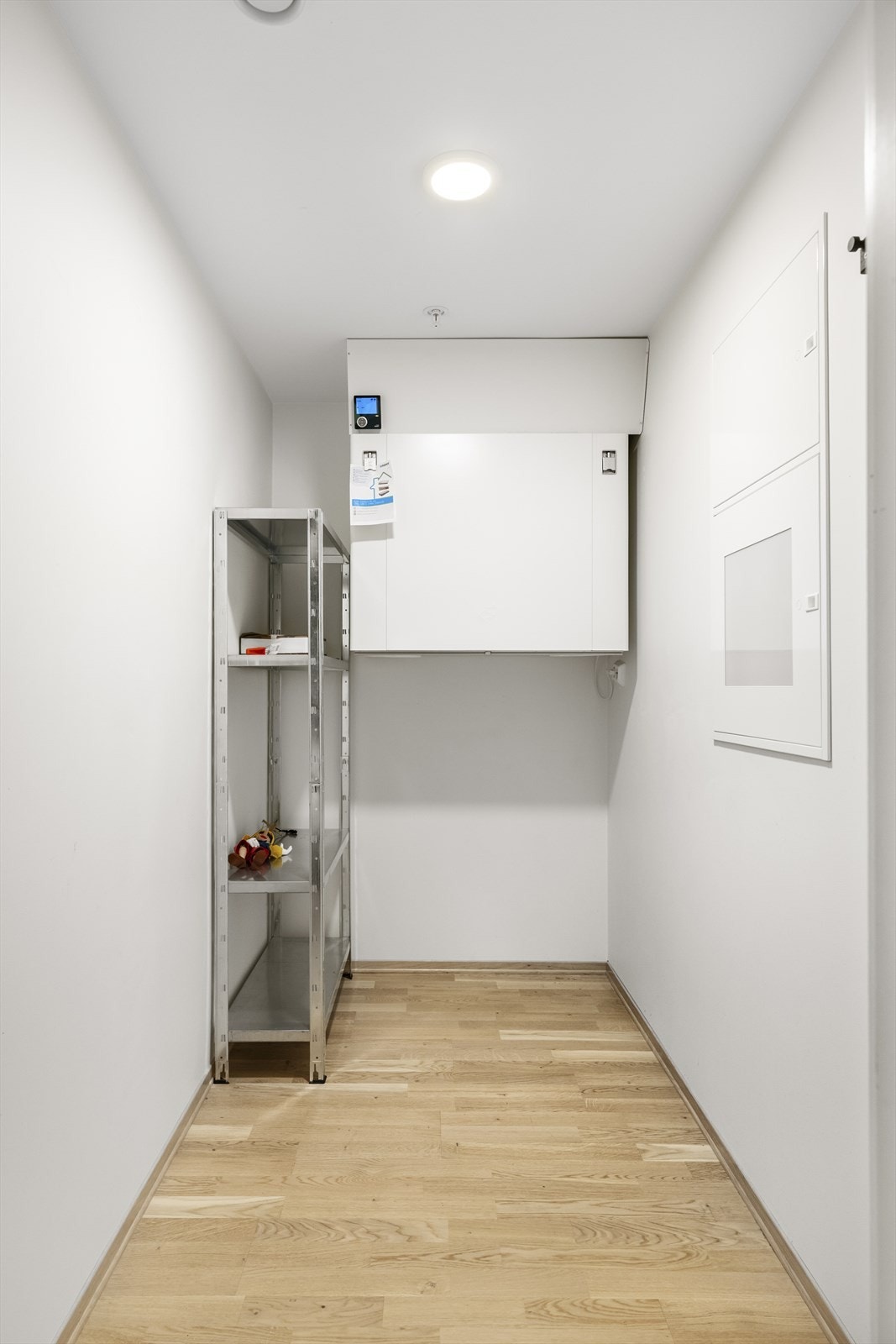 - Innvendig bod like ved inngangsdøren, perfekt for ekstra lagring - Galleribilde