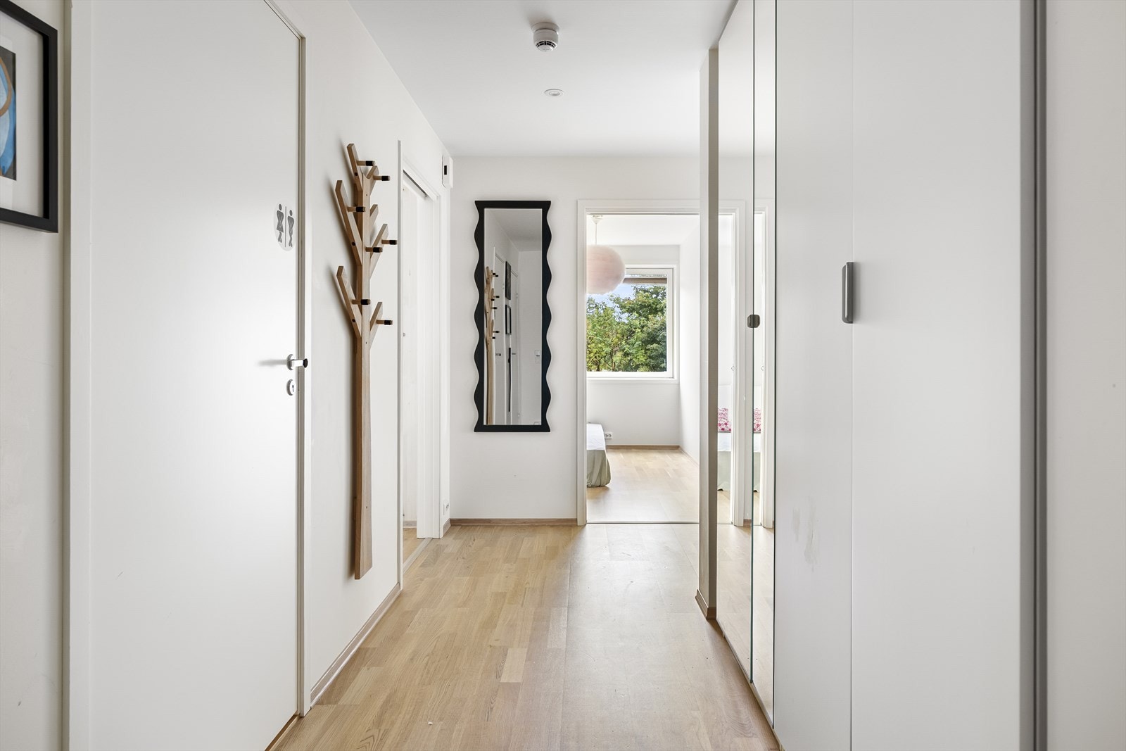 - Romslig gang med god plass til oppheng - Galleribilde