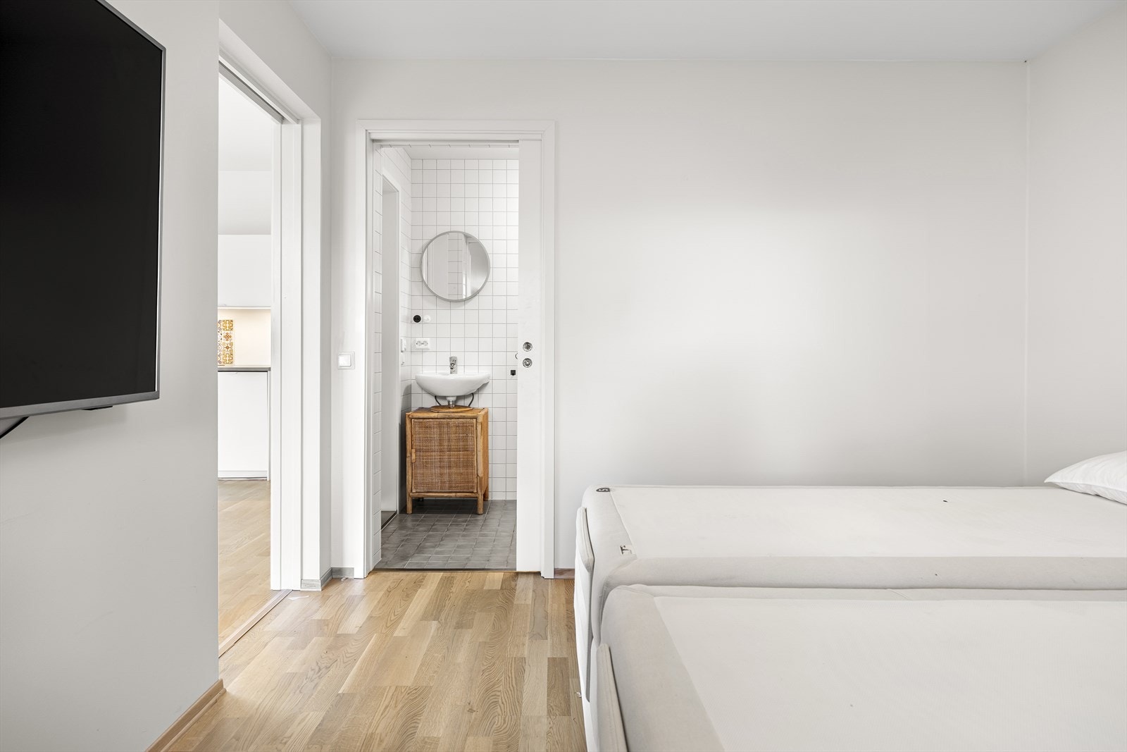 - Adkomst til baderommet fra både stue og soverom - Galleribilde