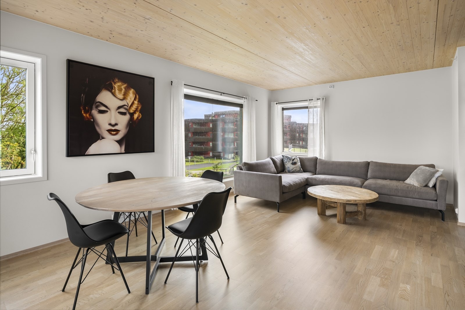 - Vindusflater i tre himmelretninger - Galleribilde