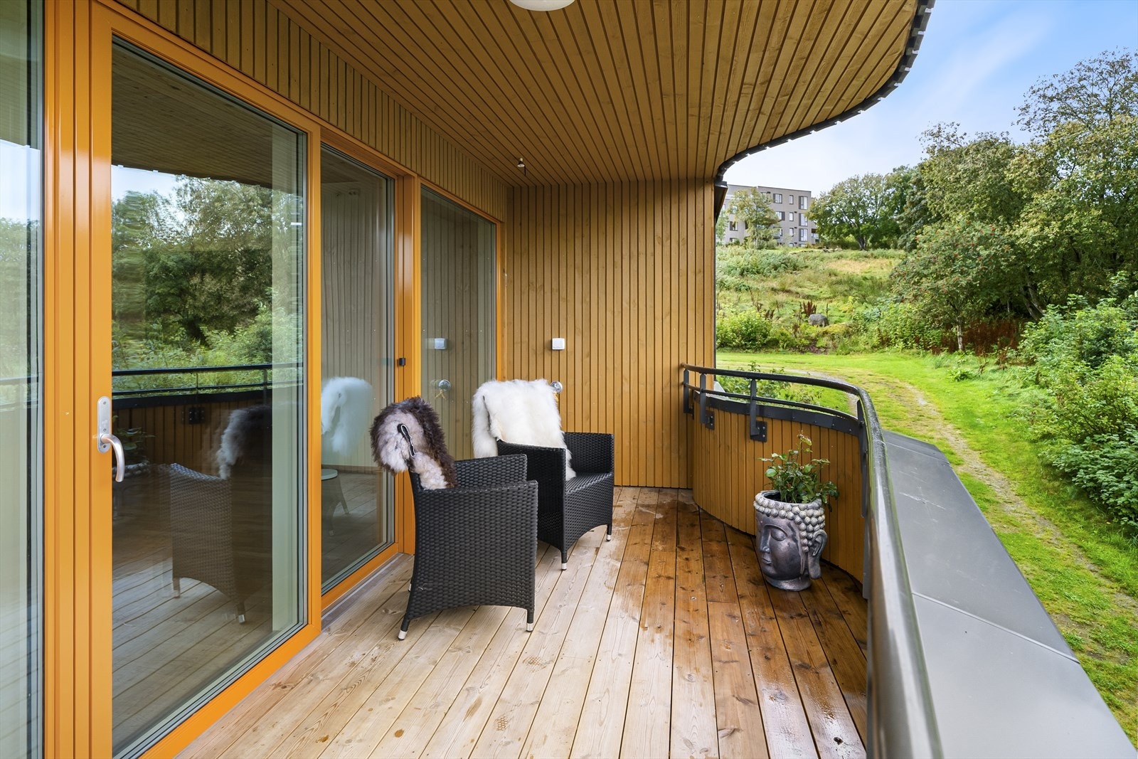 - Boligen har to balkonger vendt mot natur, 2 kjøkken, tre bad og 4 soverom - Galleribilde