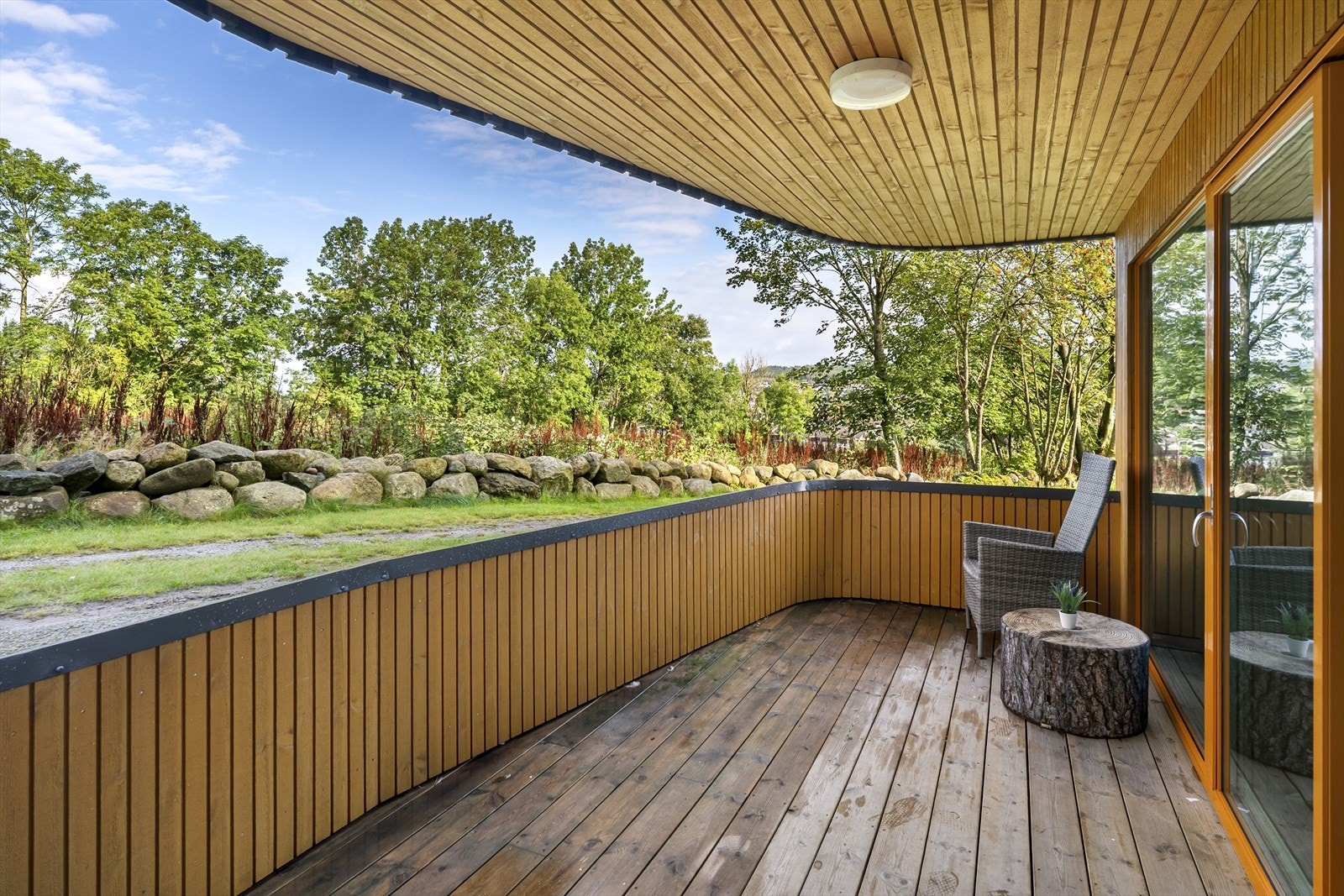 - Også her er det en flott terrasse med utsikt mot naturen hvor man kan nyte kveldssolen - Galleribilde