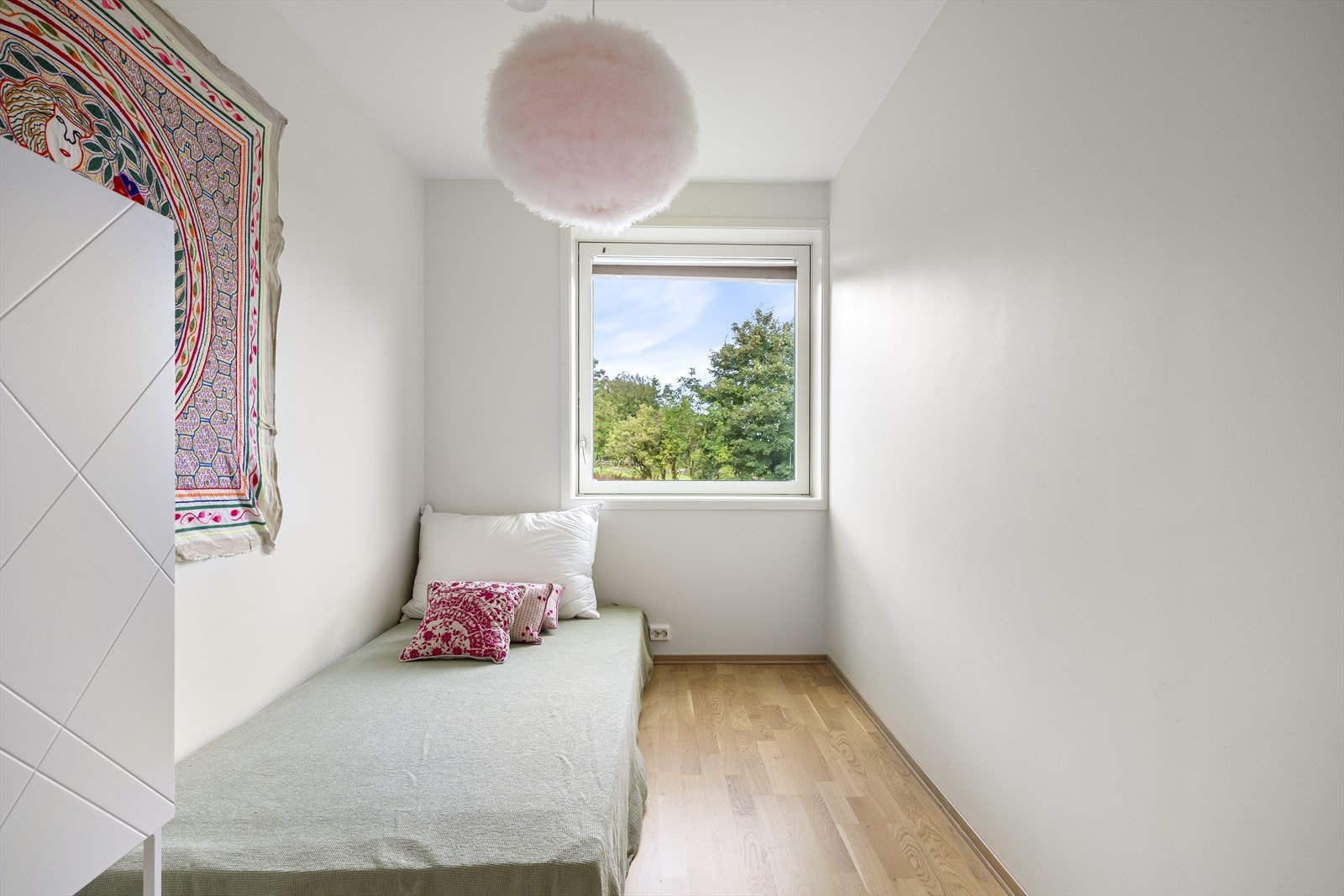 - Det er tre soverom i denne etasjen, og ett soverom i 1. etasje - Galleribilde