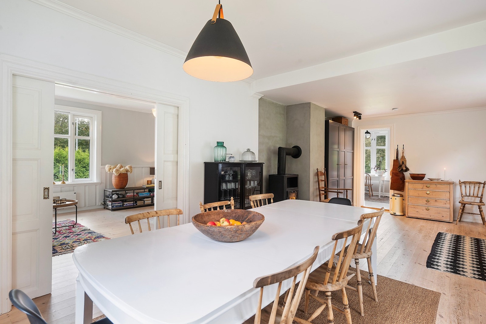 Boligen ønsker deg velkommen inn i en stor stue med en lun og innbydende atmosfære - perfekt for både hverdag og festlige anledninger. Galleribilde