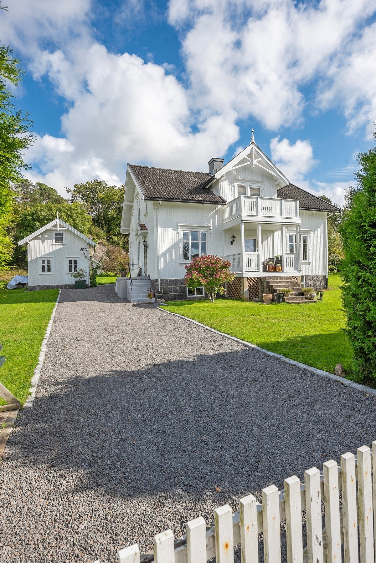 Ute åpner hagen seg som en grønn oase med plass til lek og ro, supplert av et stort anneks og en bod. Galleribilde
