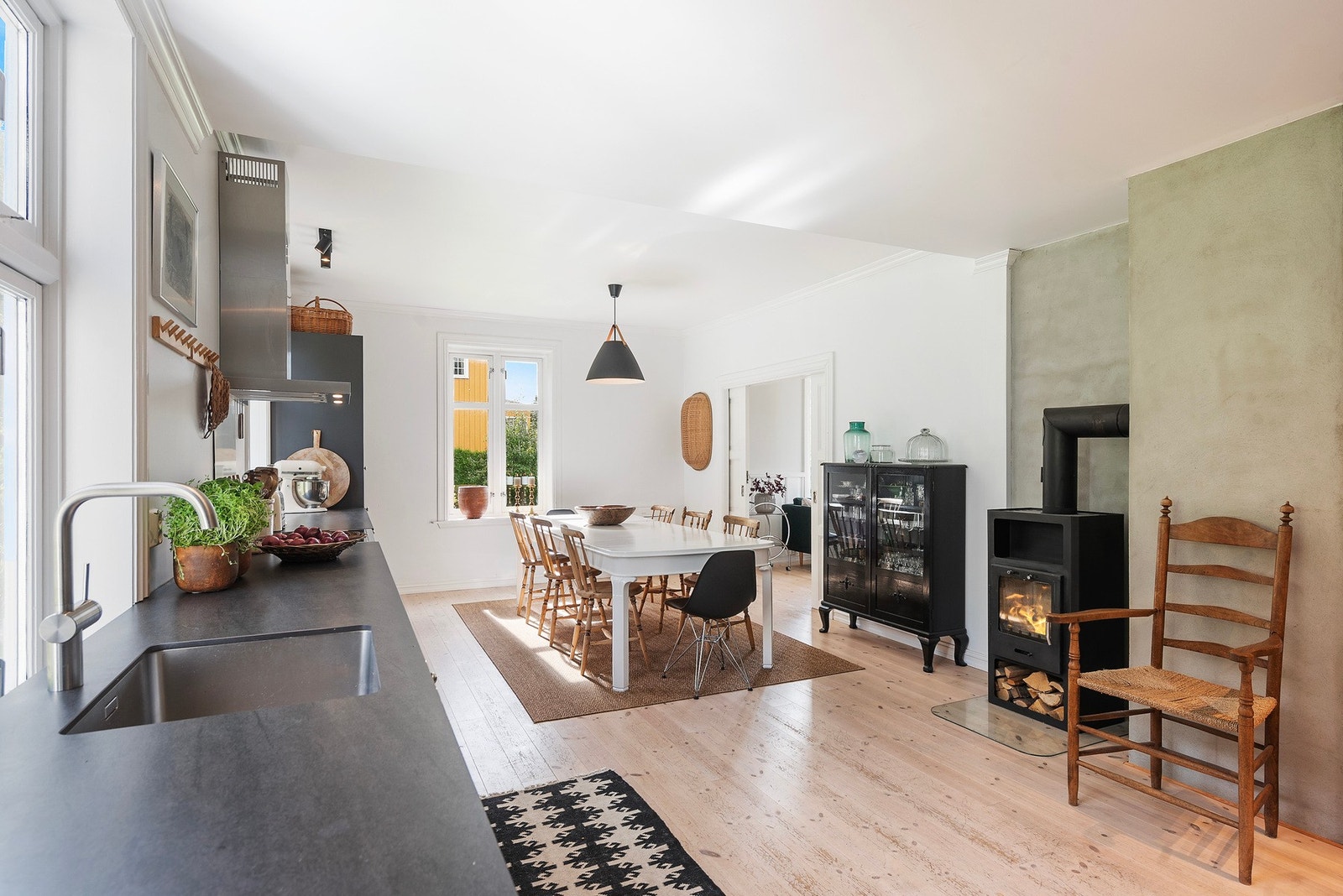 Heltre gulv som kan slipes på kjøkken og i stue Galleribilde