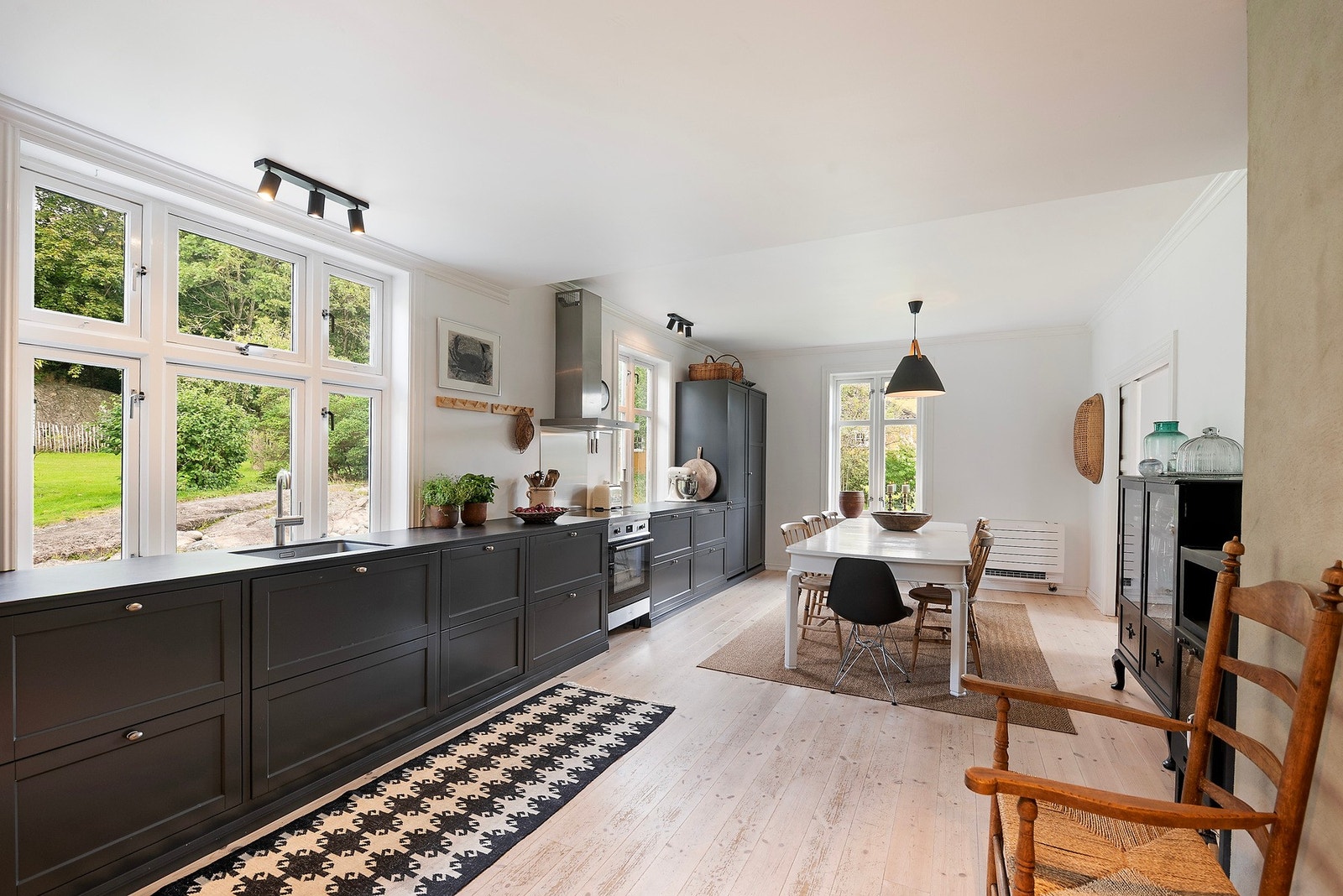 Det romslige kjøkkenet er nytt i 2018 har sjeldent god plass. Galleribilde