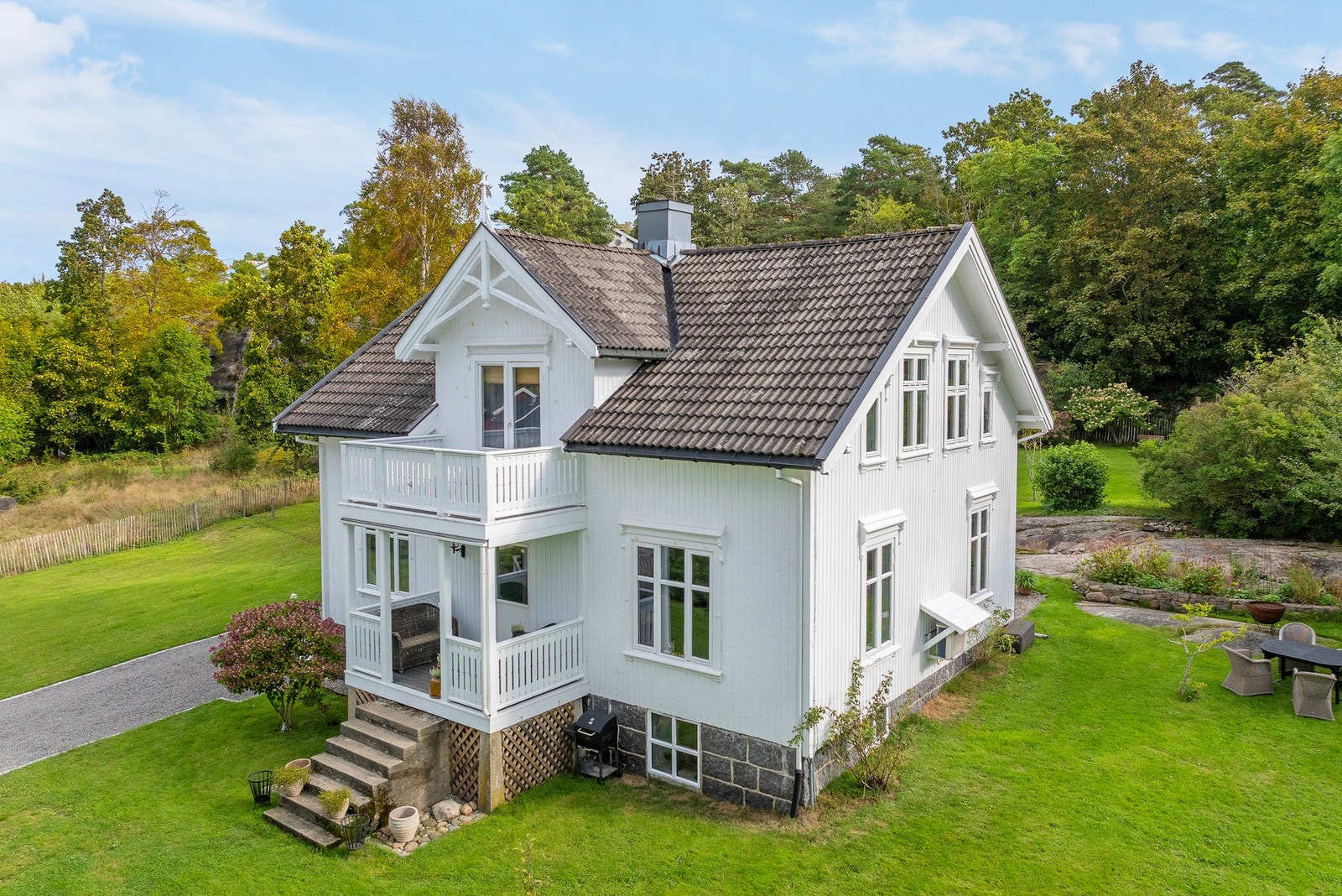 Boligen har beliggenhet til sjø, turområder, butikker/kafe'er, skole og bussholdeplass. Galleribilde