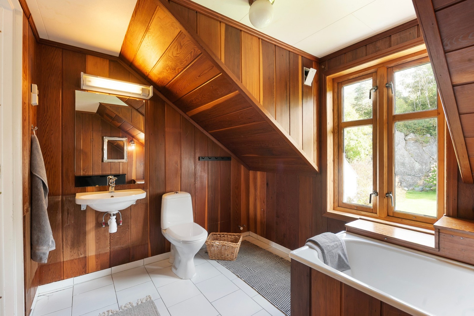 Badet i andre etasje er av eldre dato og har beholdt den klassiske stilen. Galleribilde