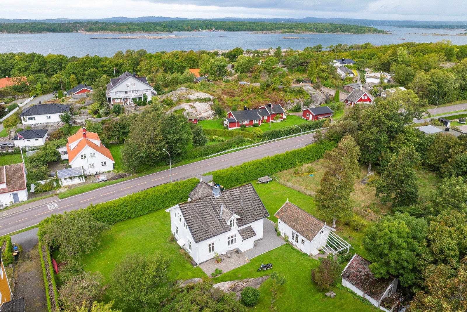 Eiendommen ligger like ved attraktive Langvika på Tjømes vestside som er kjent for sin sjønære beliggenhet. Galleribilde