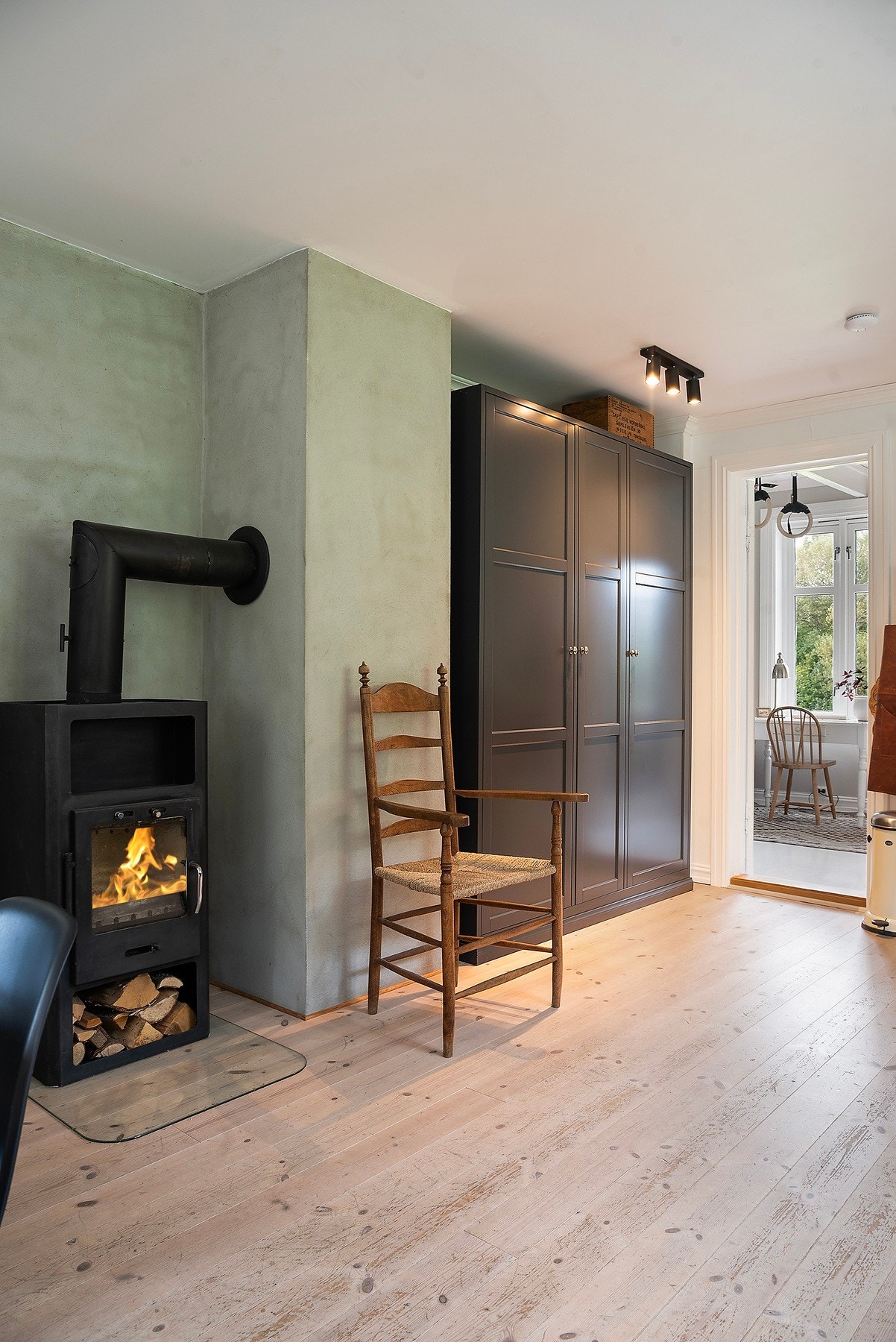 Det er også en ved ovn på kjøkkenet. Galleribilde