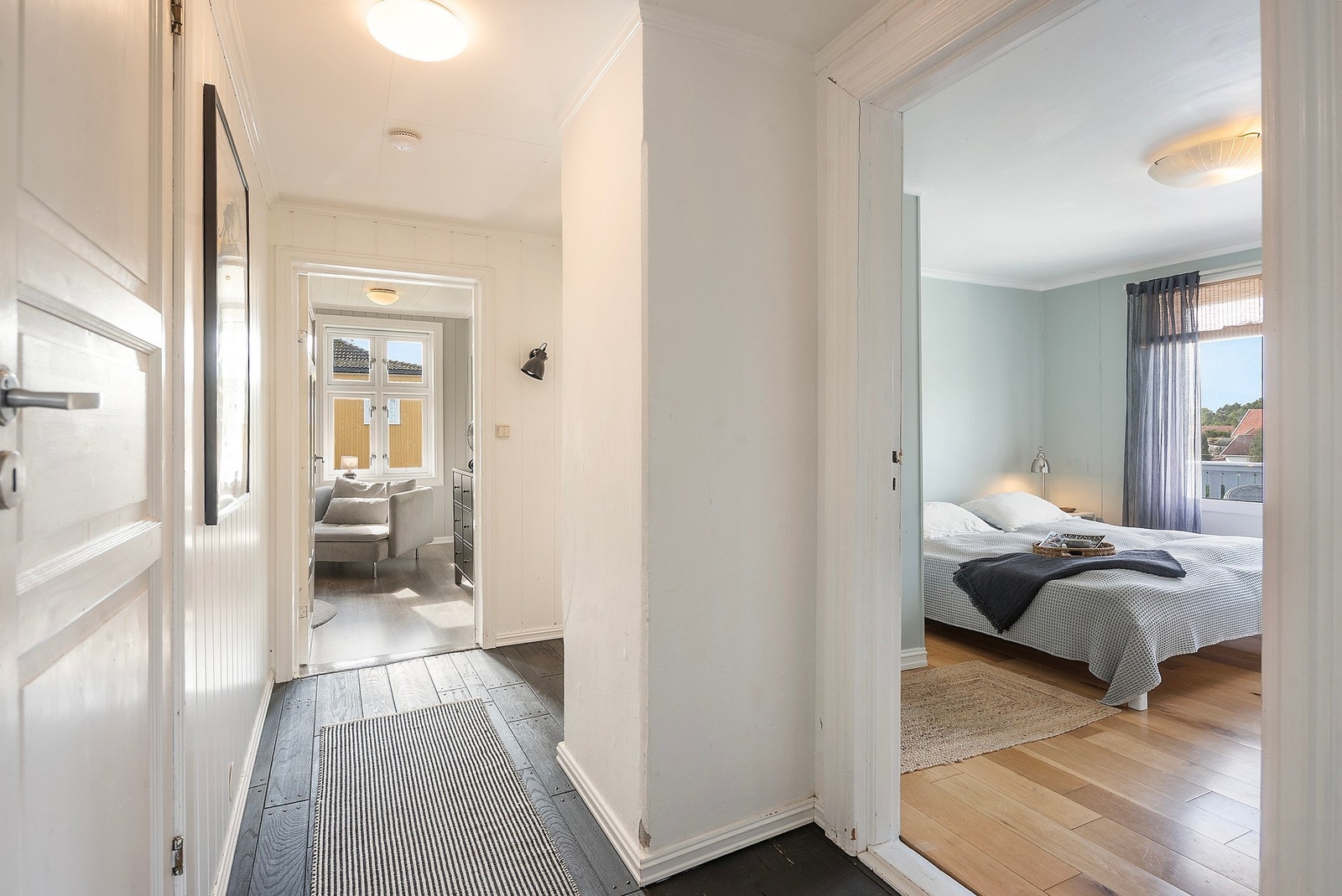 I andre etasje finner du tre flotte soverom med gode lysforhold og klassiske vindusløsninger som gir en særegen stemning. Galleribilde