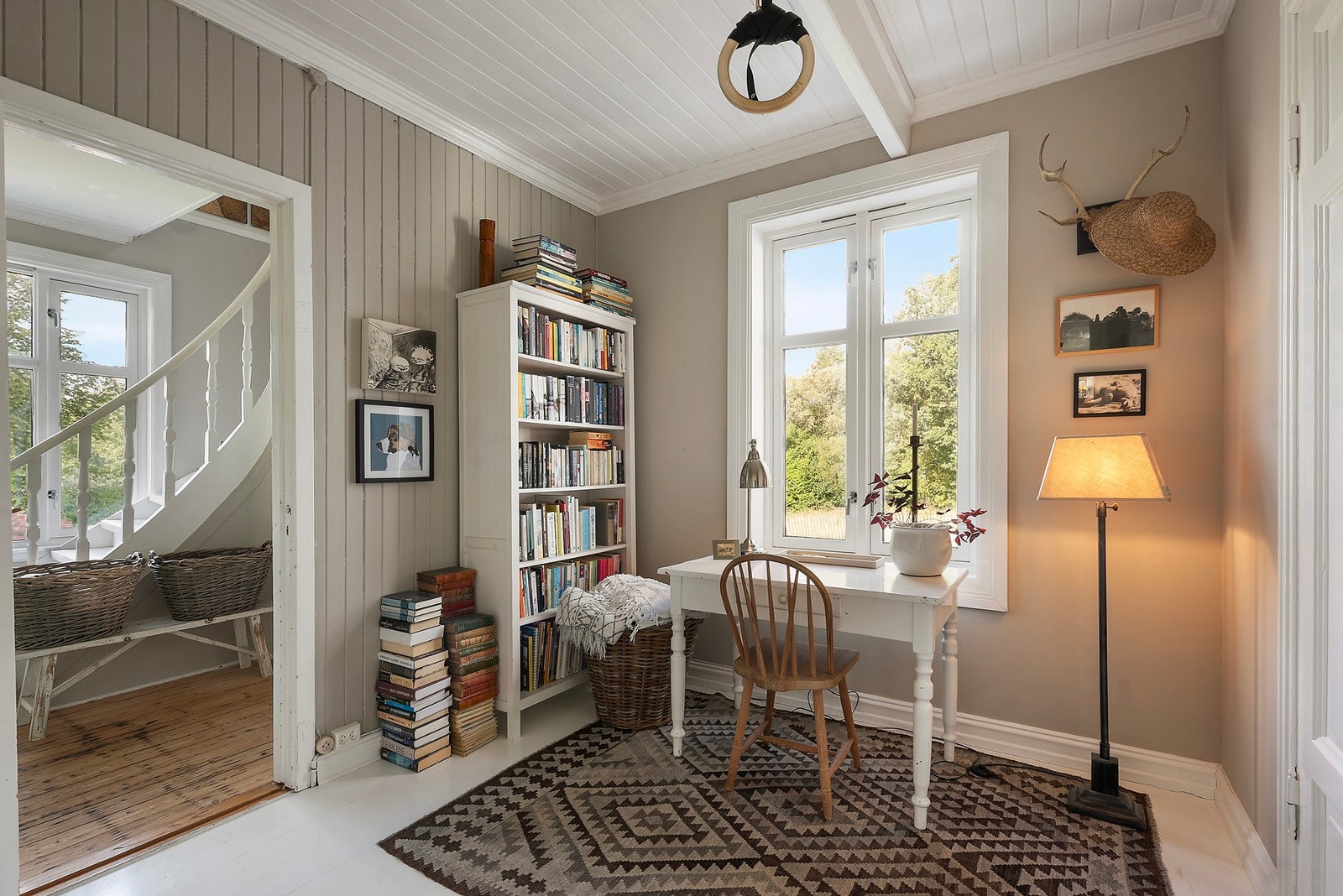 Ligger et soverom i første etasje med et tilhørende bad. Kan brukes som tv-stue eller kontor. Galleribilde