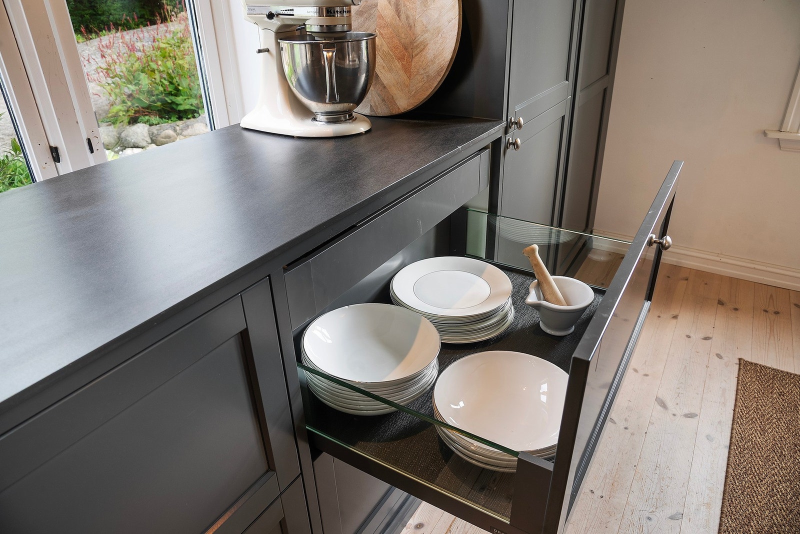 Flott kjøkken med skuff i skuff. Galleribilde