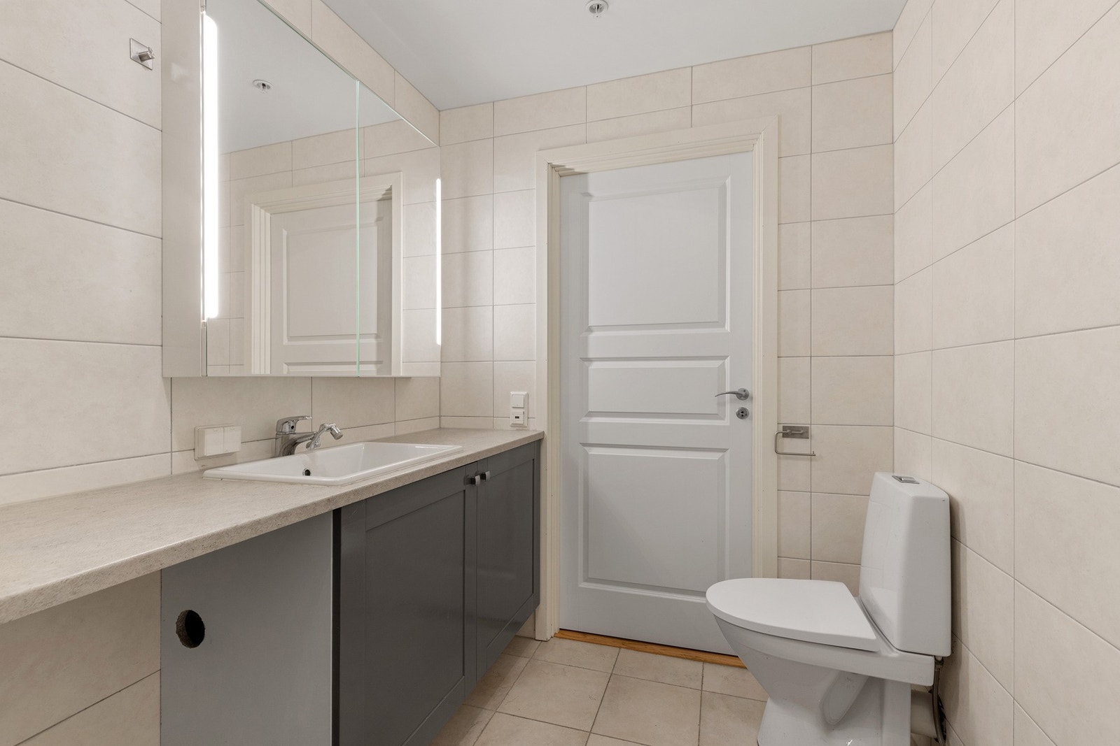 Innredning med nedfelt servant, toalett, dusjhjørne og opplegg for vask/tørk. Galleribilde