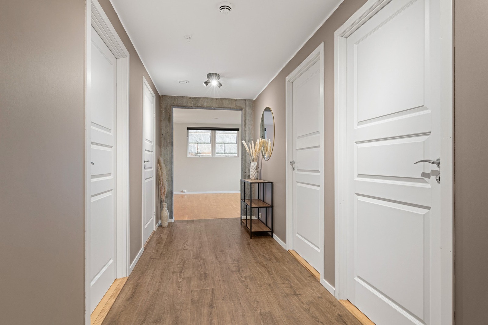 Leiligheten har både parkett og laminat på gulv. Galleribilde