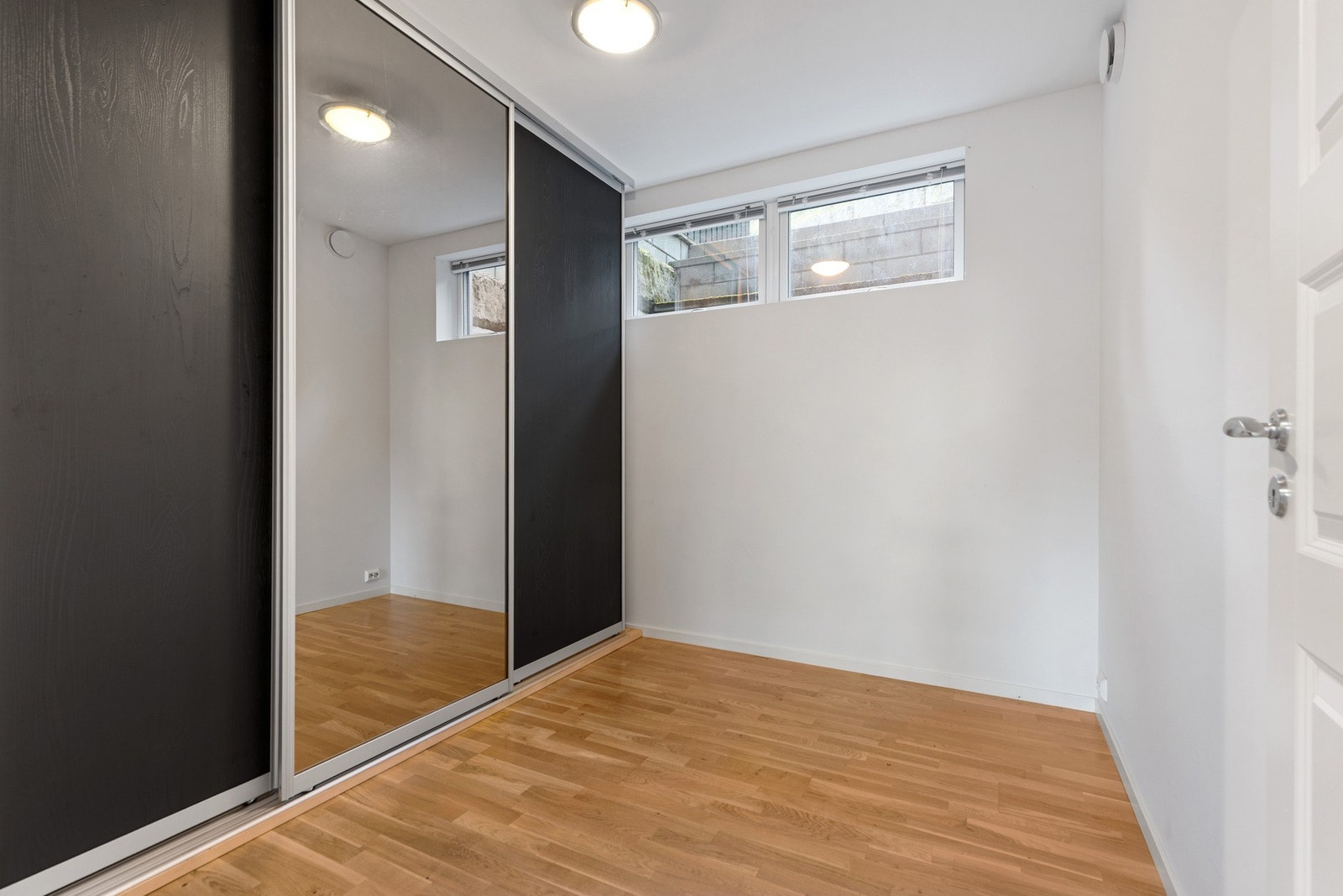 Godt med oppbevaringsplass i garderobeskap. Galleribilde