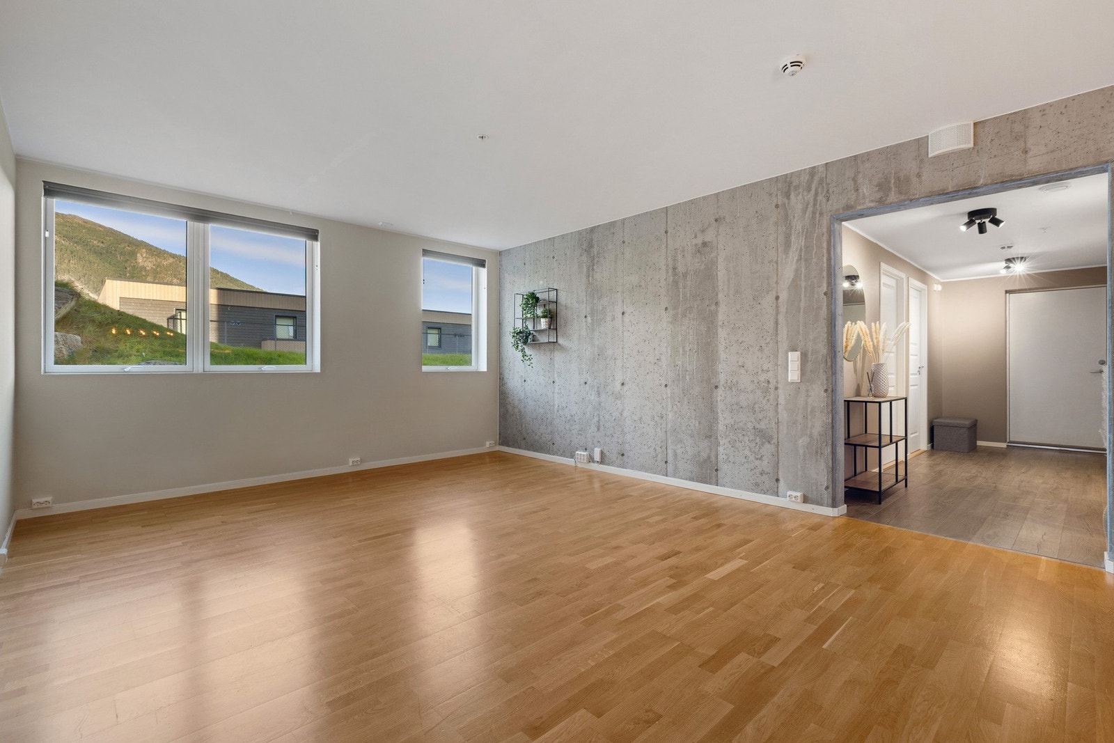 Store vindusflater som slipper inn rikelig med naturlig lys. Galleribilde