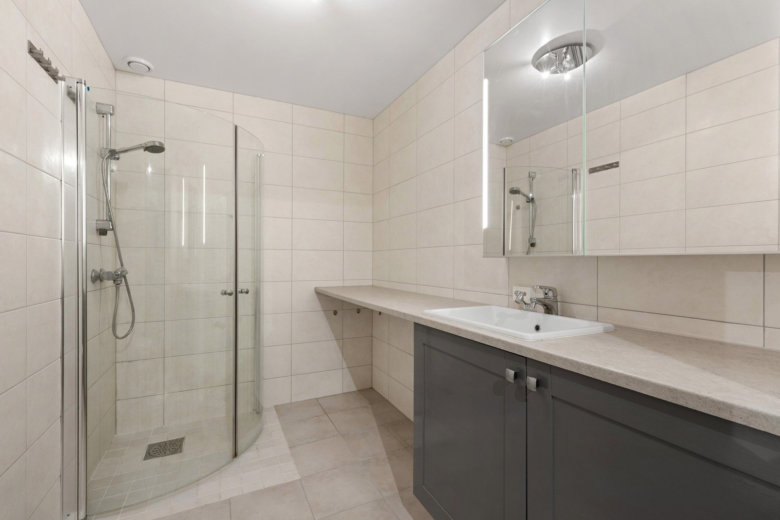 Flislagt baderom med elektriske varmekabler. Galleribilde