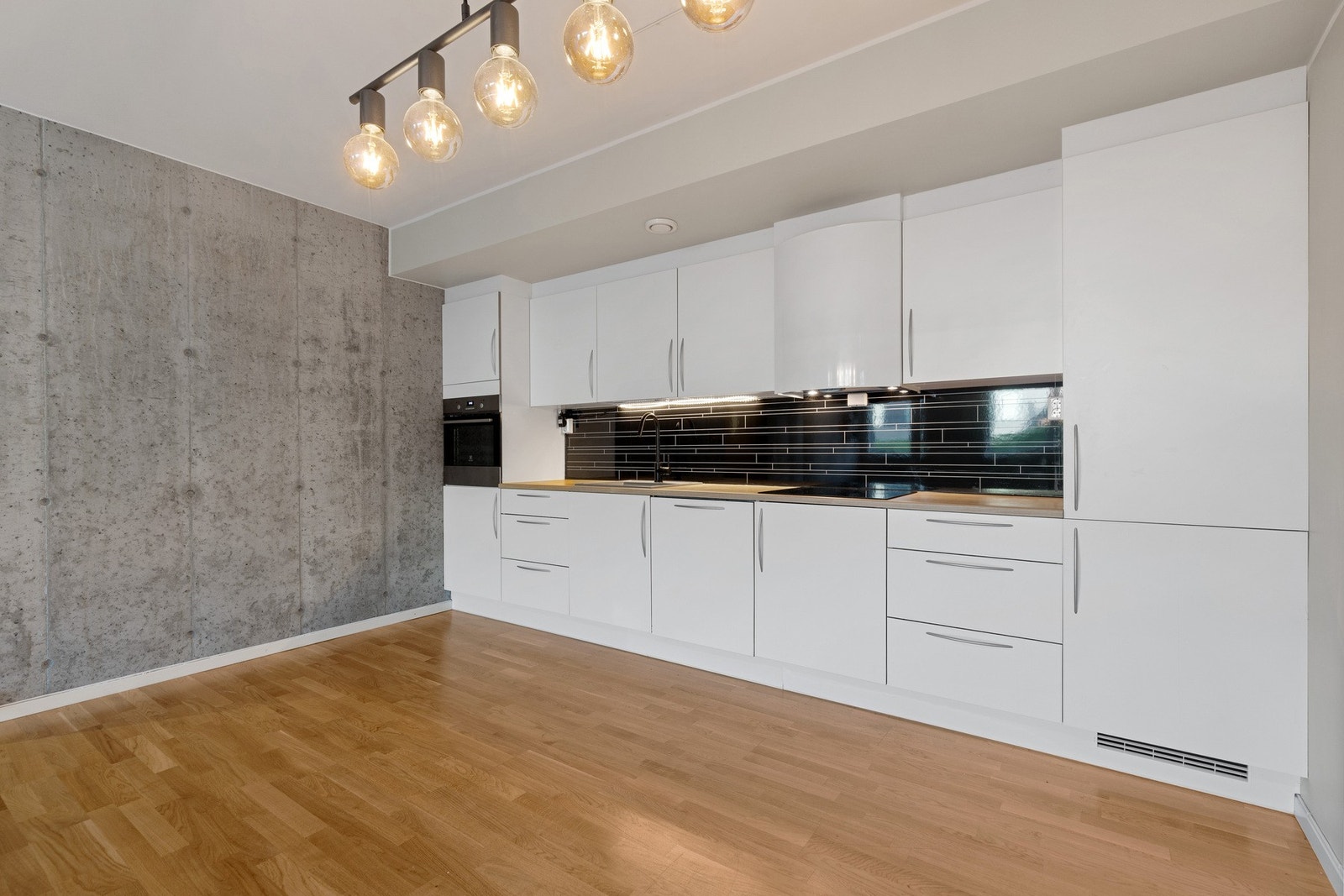 Moderne kjøkken fra Fossline med glatte fronter og laminat benkeplate med overlimt vask. Galleribilde