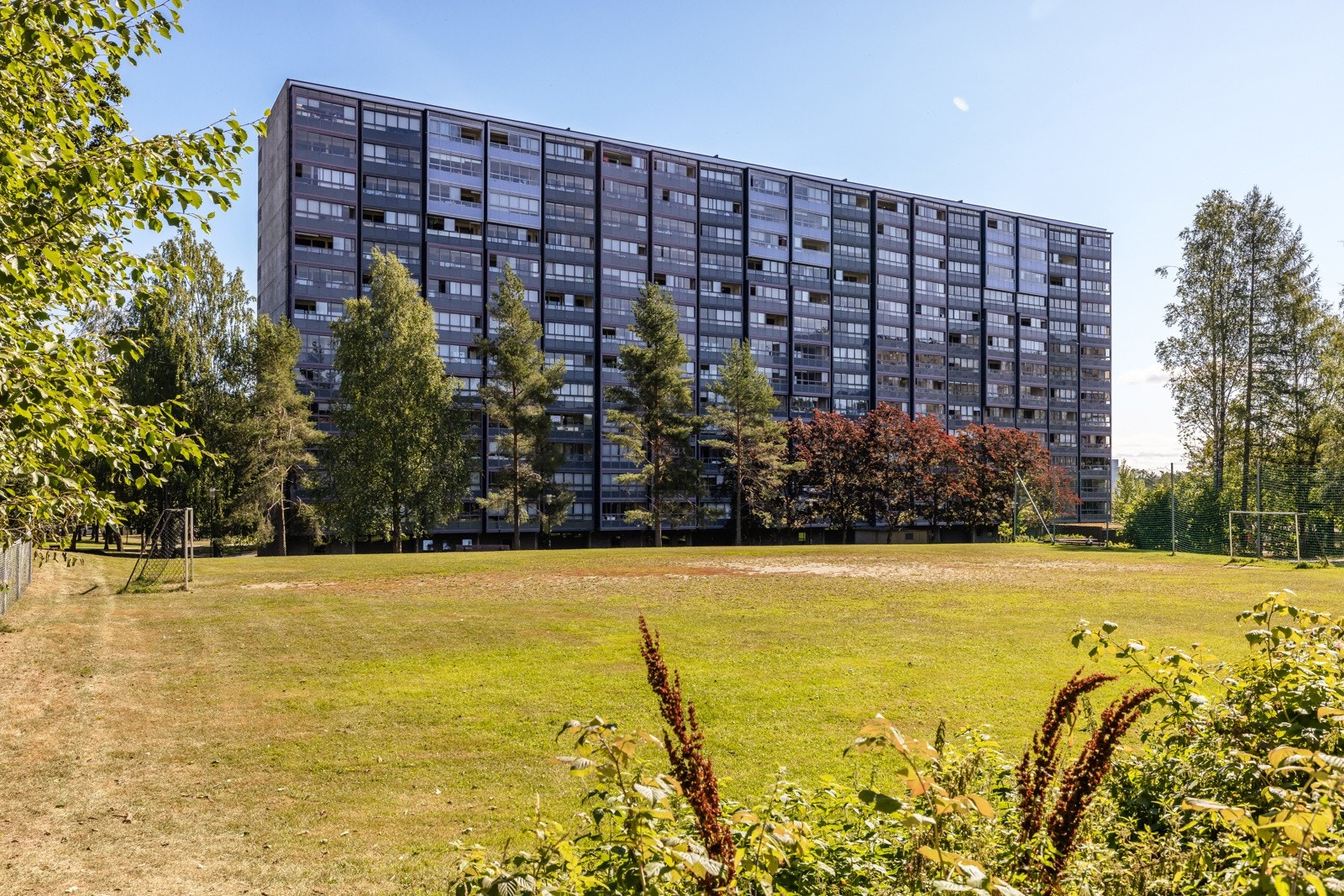Leiligheten ligger i et veldrevet borettslag på Ammerud. Her bor du rolig med gangavstand til dagligvare, t-bane, buss og til Lillomarka med flotte turmuligheter sommer som vinter. Galleribilde