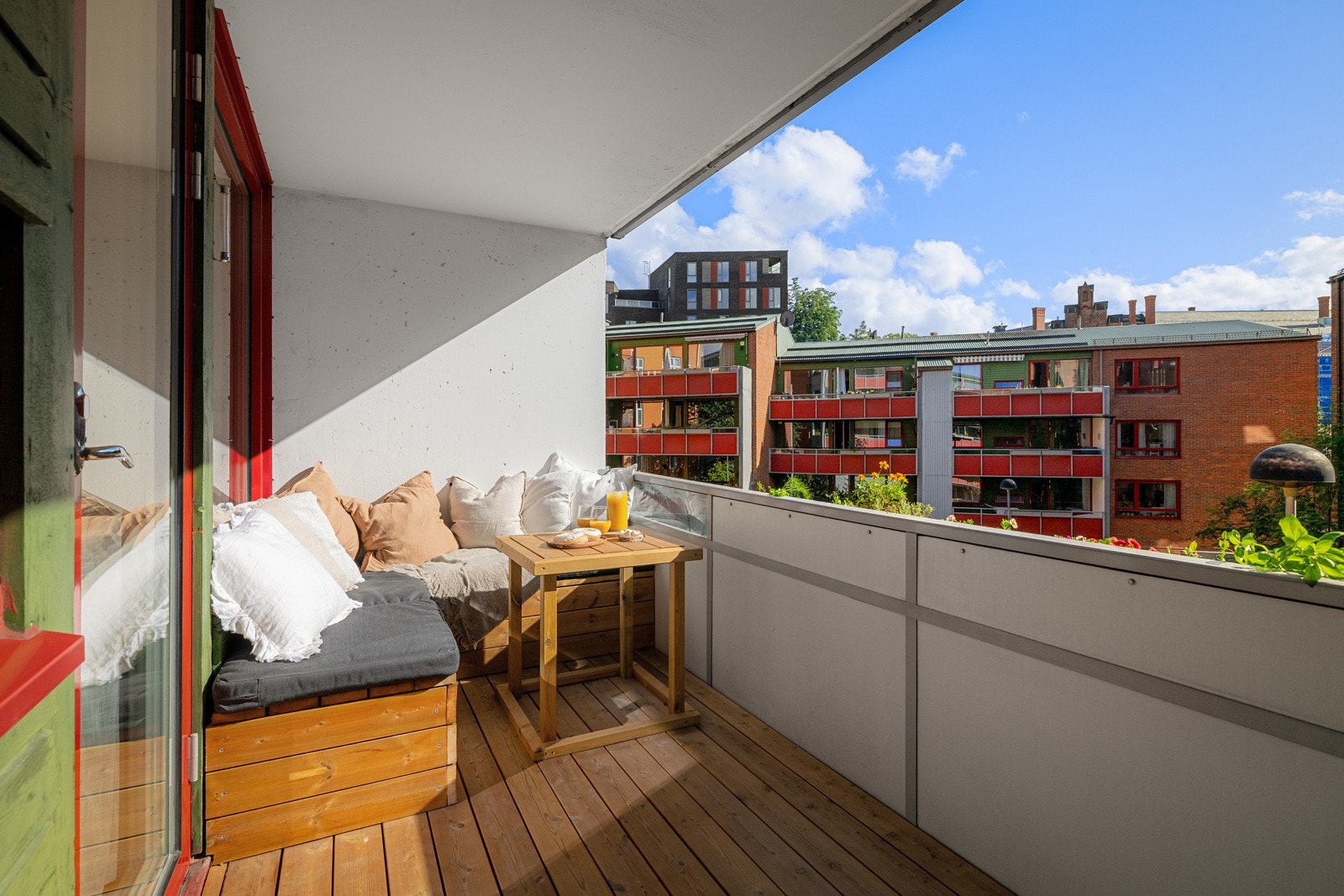 Fra stuen har du utgang til en hyggelig og solrik sydvendt balkong på ca. 10m². Galleribilde