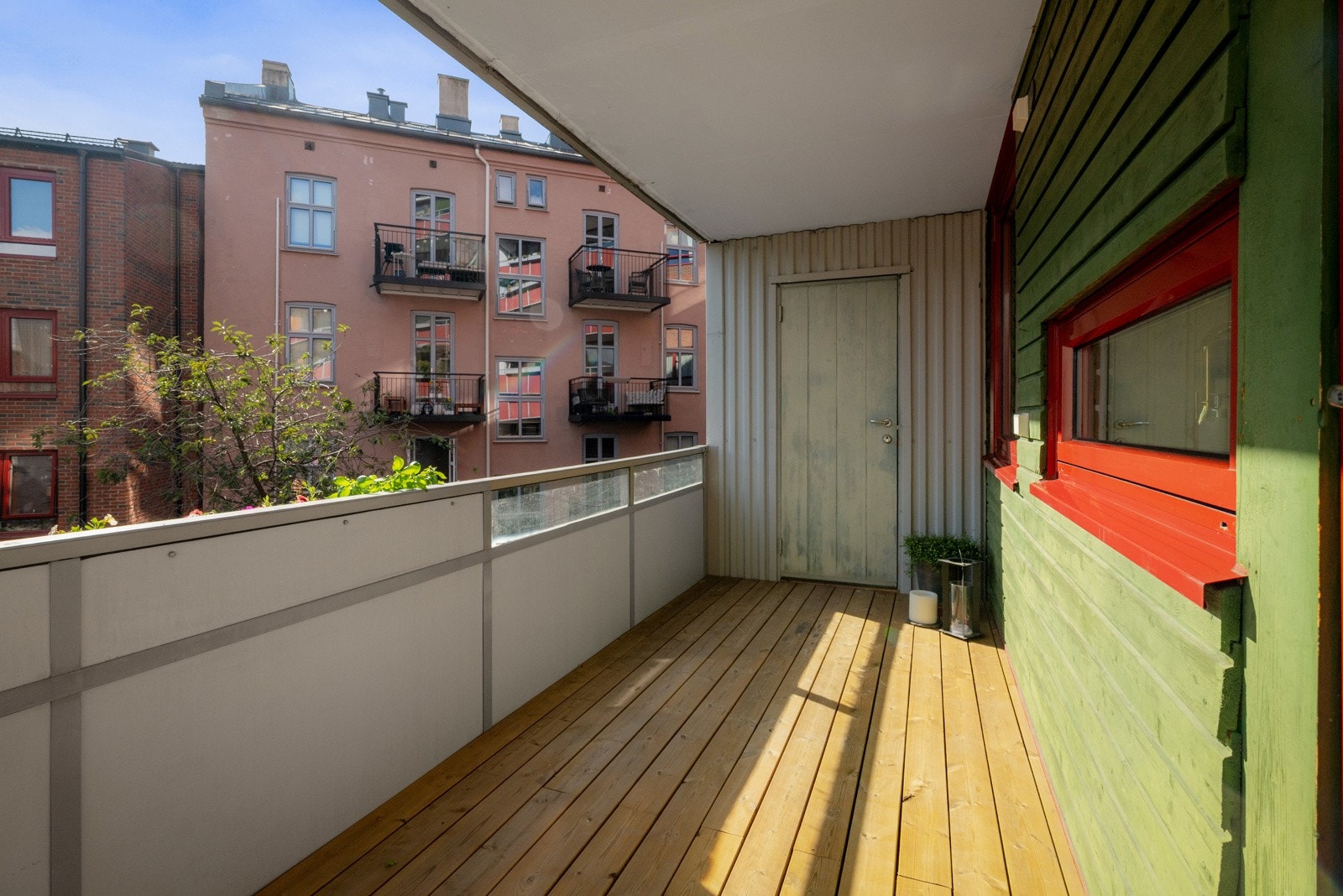 På balkongen er det god plass til sittegrupper etter eget ønske og behov. Det er også tillatt å bruke gass eller elektrisk grill. Fra balkongen er det adkomst til en utvendig bod på ca. 2m². Galleribilde