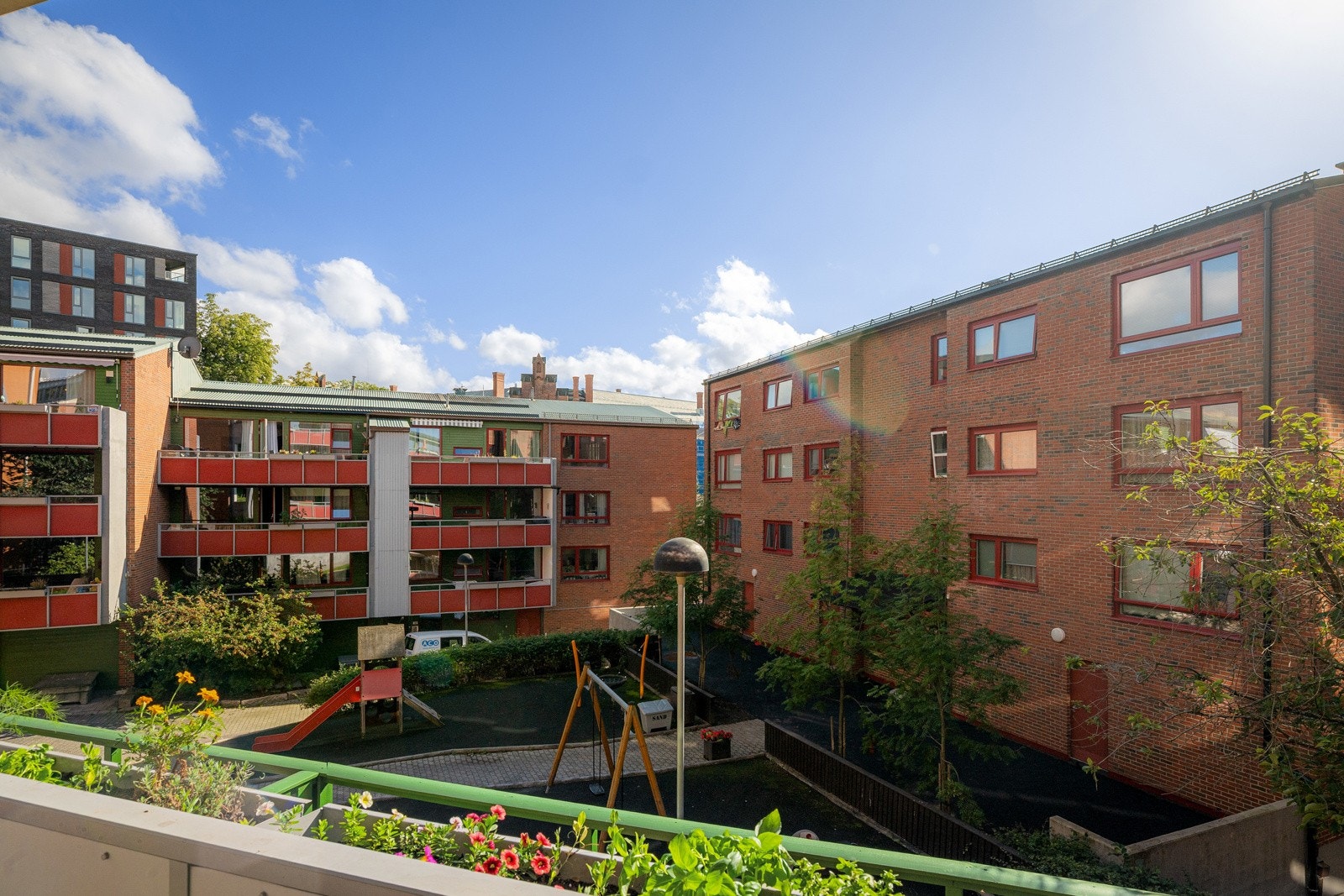 Beliggenheten mot syd sørger for gode solforhold, og det er hyggelig utsyn over bakgården. Galleribilde