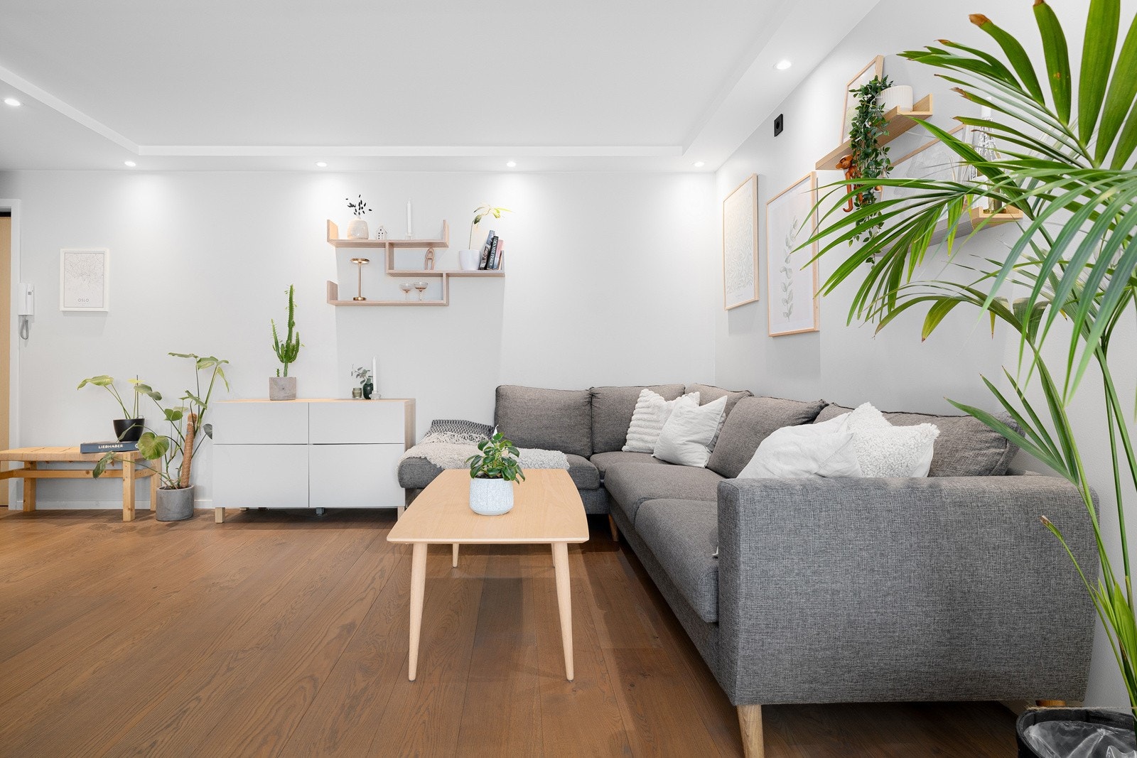 God og moderne standard fra 2022 med enstavs parkett på gulv med varmefolie under, glatte lysmalte overflater, skjult elektrisk anlegg og downlightskasser i himlingen. Galleribilde
