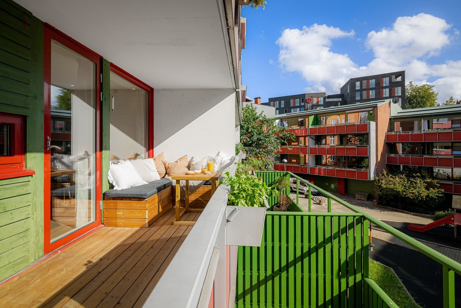 Balkongen er overbygget, har terrassebord fra 2022 på gulv og rekkverk med blomsterkasser. Montert utvendig stikkontakt i 2022. Galleribilde