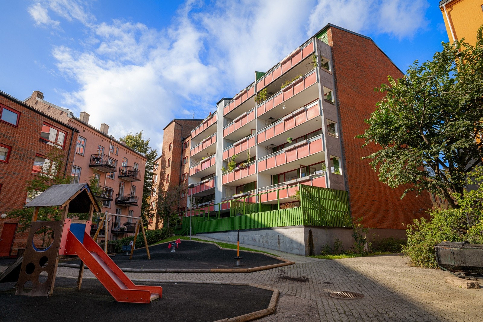 Leiligheten ligger i en rolig sidegate på Grünerløkka, like ved Sofienbergparken. Her bor du med nærhet til kollektivtransport og et bredt utvalg servicetilbud. Galleribilde