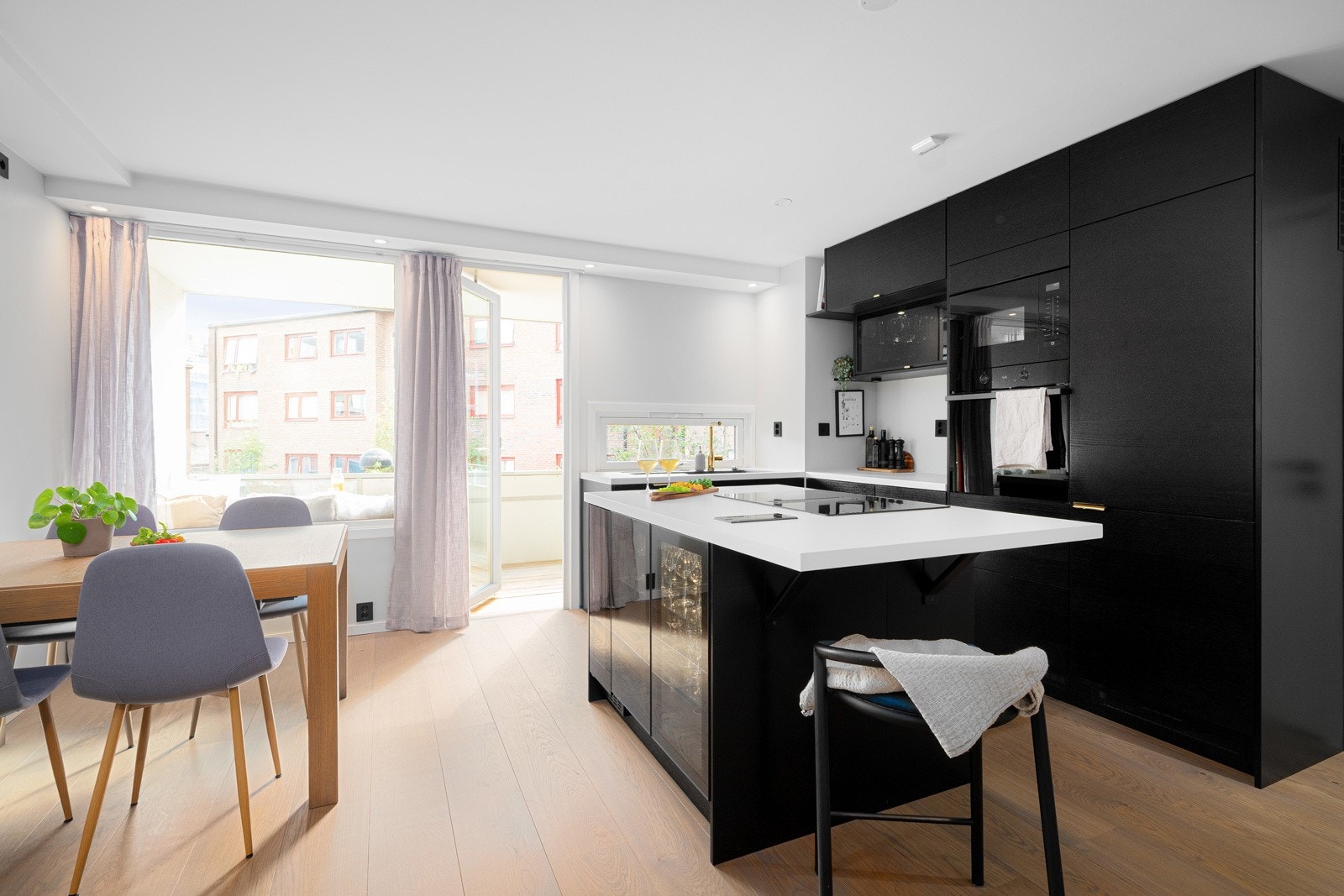 En stor, lys og meget flott 2-roms leilighet som er moderne oppusset i 2022. Leiligheten ligger i byggets 2. etasje, og har en god planløsning med et stort og sosialt oppholdsrom. Galleribilde