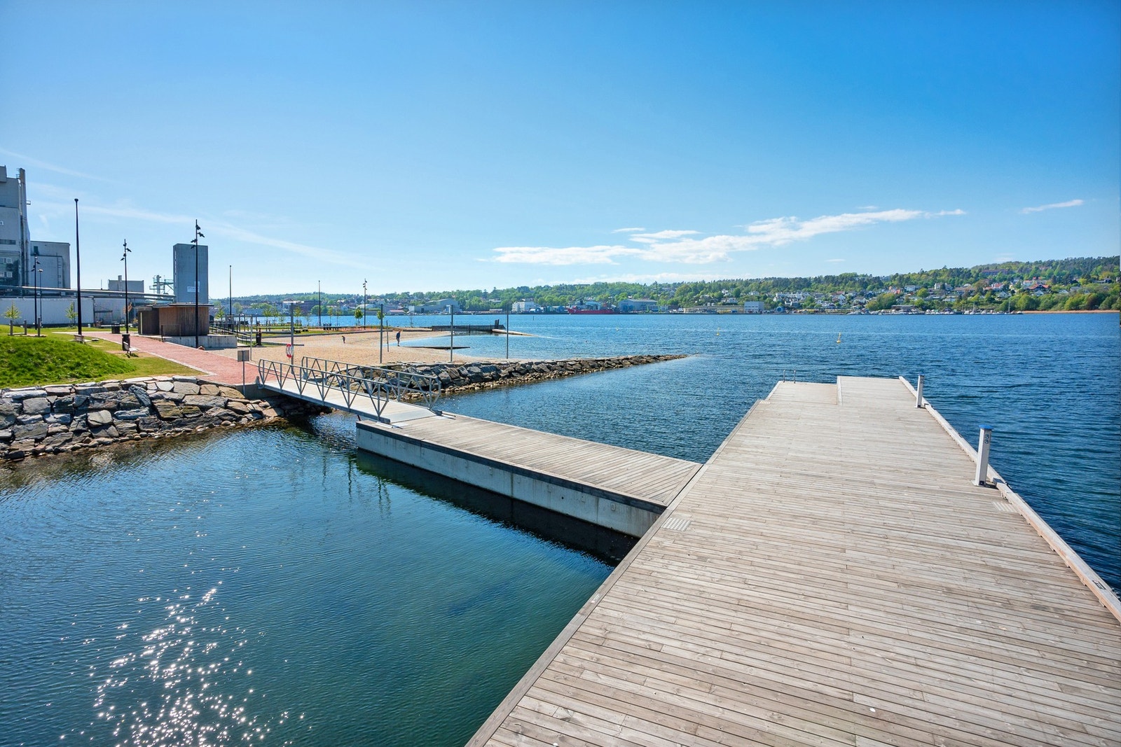 Strand, vinbar og båthavn rett utenfor døren Galleribilde