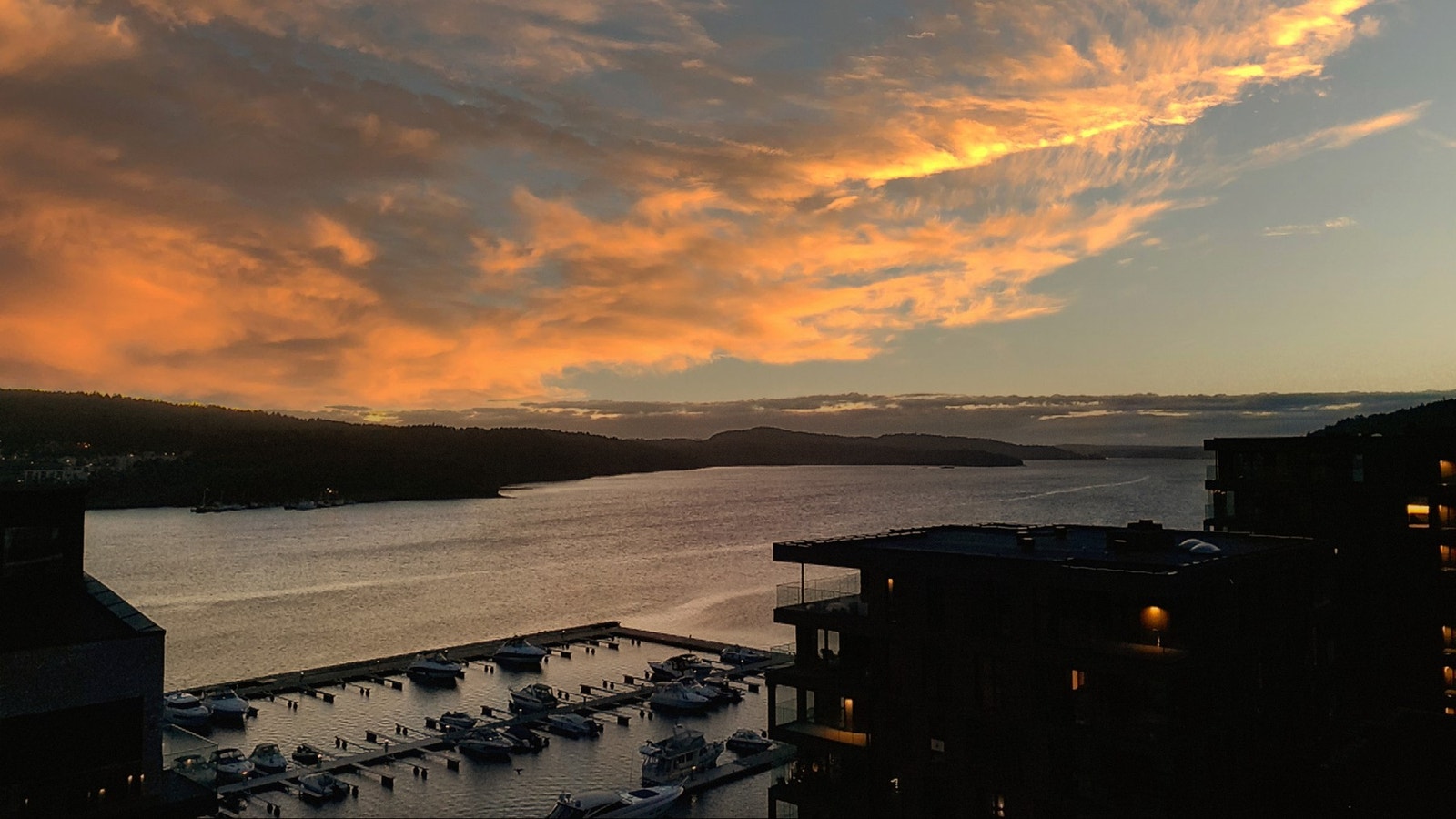 På toppen sitter du på første rad når solen farger himmelen gjennom årstidene Galleribilde