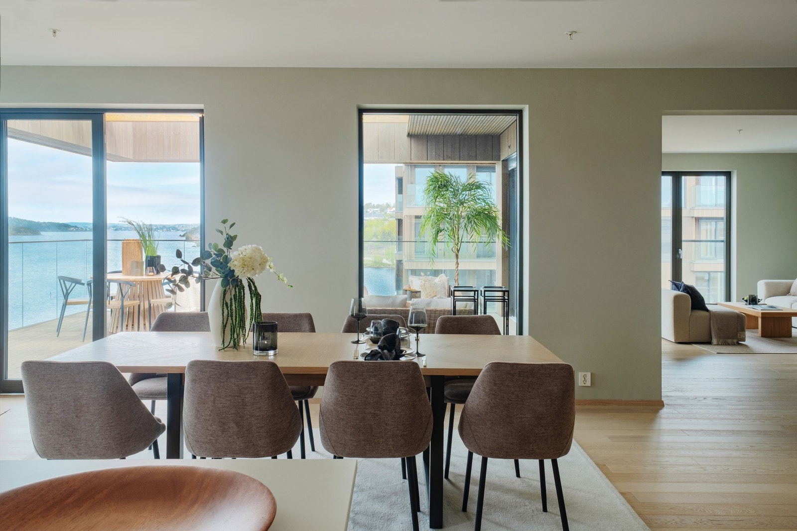 God plass til å dekke langbord både inne og ute på balkongen Galleribilde