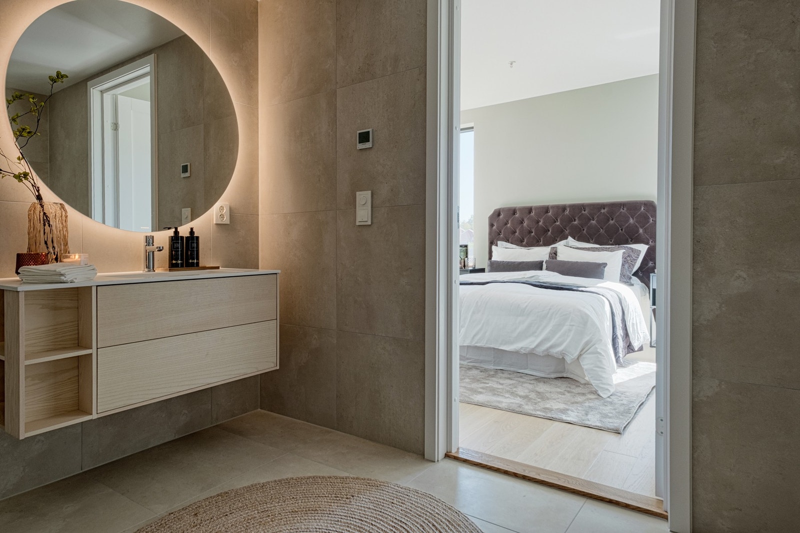 Eget bad og walk in closet i tilknytning til hovedsoverommet Galleribilde