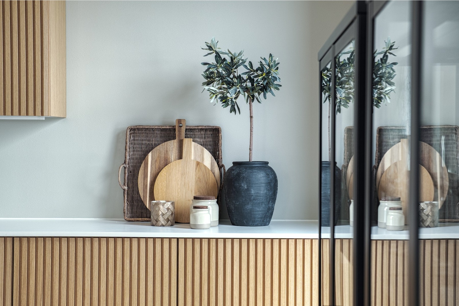 Kjøkkenbenken har plass for kokkelering og dekor Galleribilde