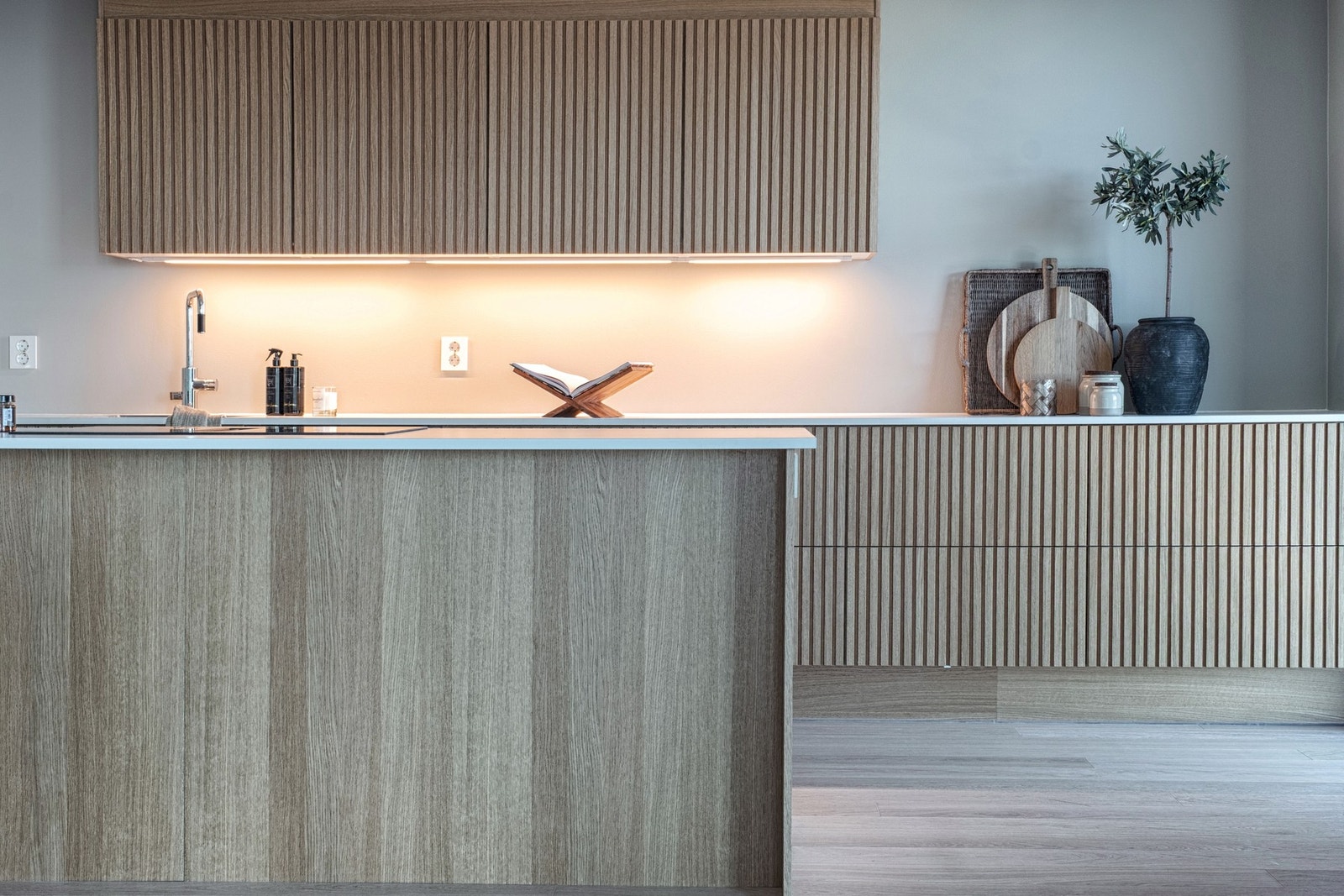 Når mørket senker seg sørger stilfulle lys for belysningen Galleribilde