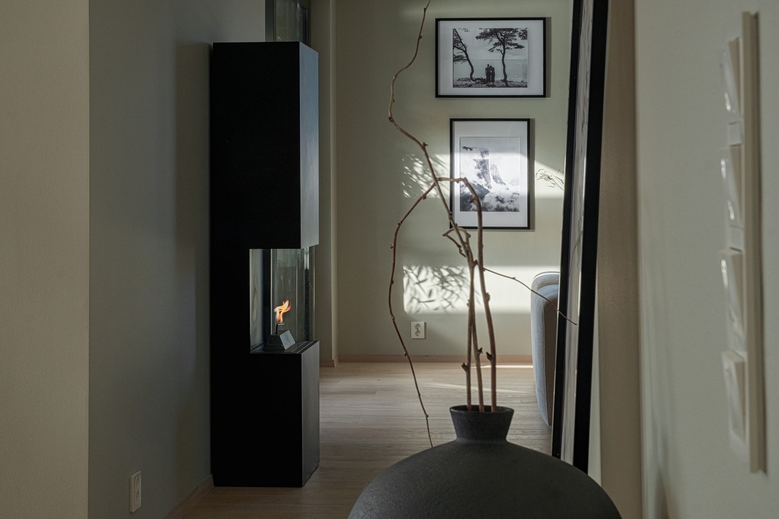 Vi elsker hvordan lyset leker gjennom boligens rom Galleribilde