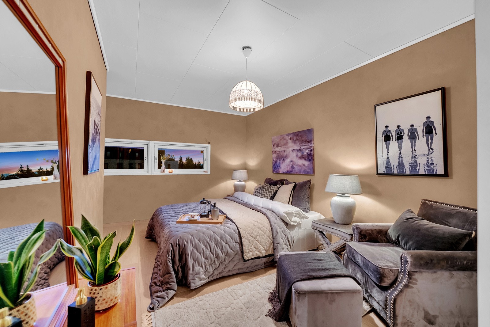 Hovedsoverom med skapplass og nylagt laminatgulv i 2025 Galleribilde