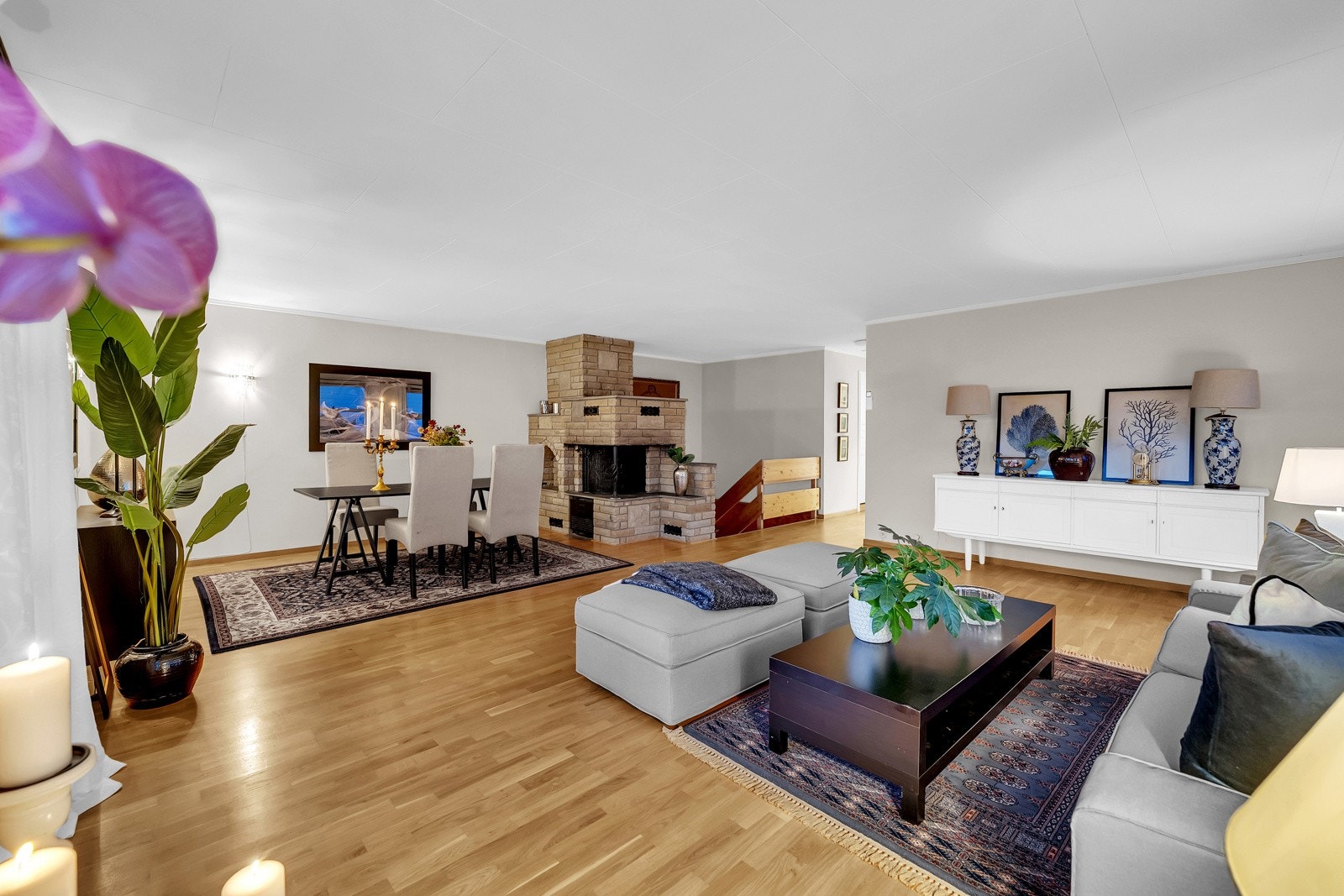 Lys stue med god plass til både sofa og spiseplass Galleribilde