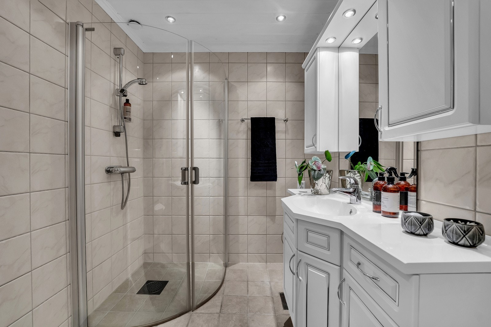 Helfliset baderom med dusjhjørne Galleribilde