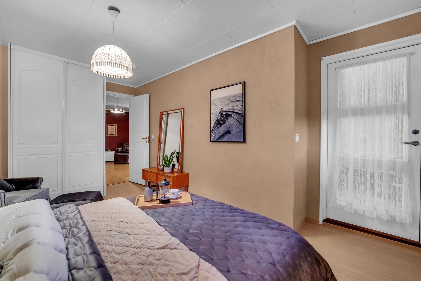 Egen utgang fra soverommet til hellelagt uteplass Galleribilde